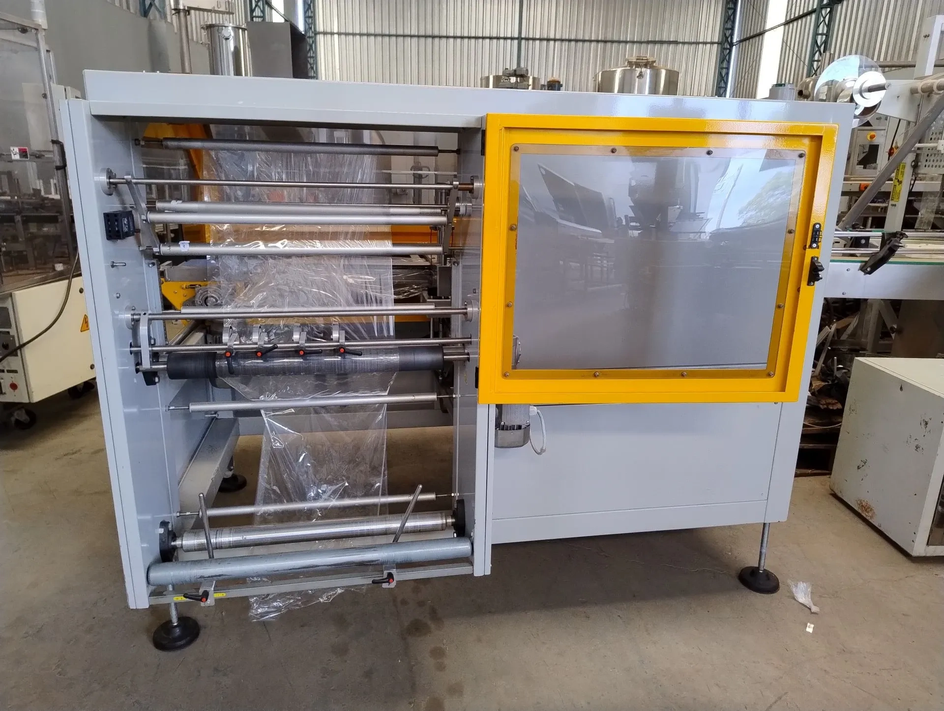 seladora-automatica-em-l-swrink-com-tunel-de-encolhimento-temorretracao-marca-smipack