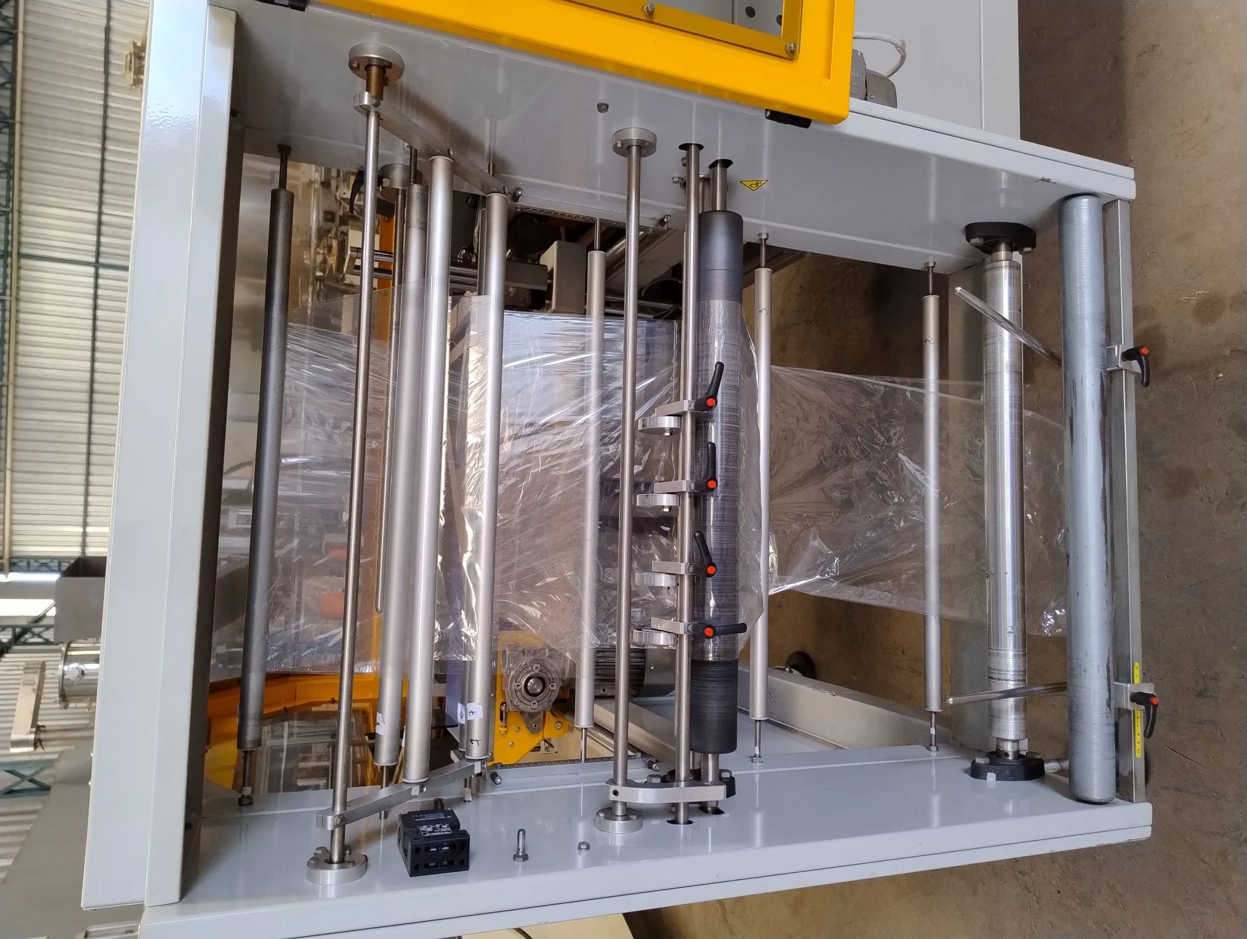 seladora-automatica-em-l-swrink-com-tunel-de-encolhimento-temorretracao-marca-smipack