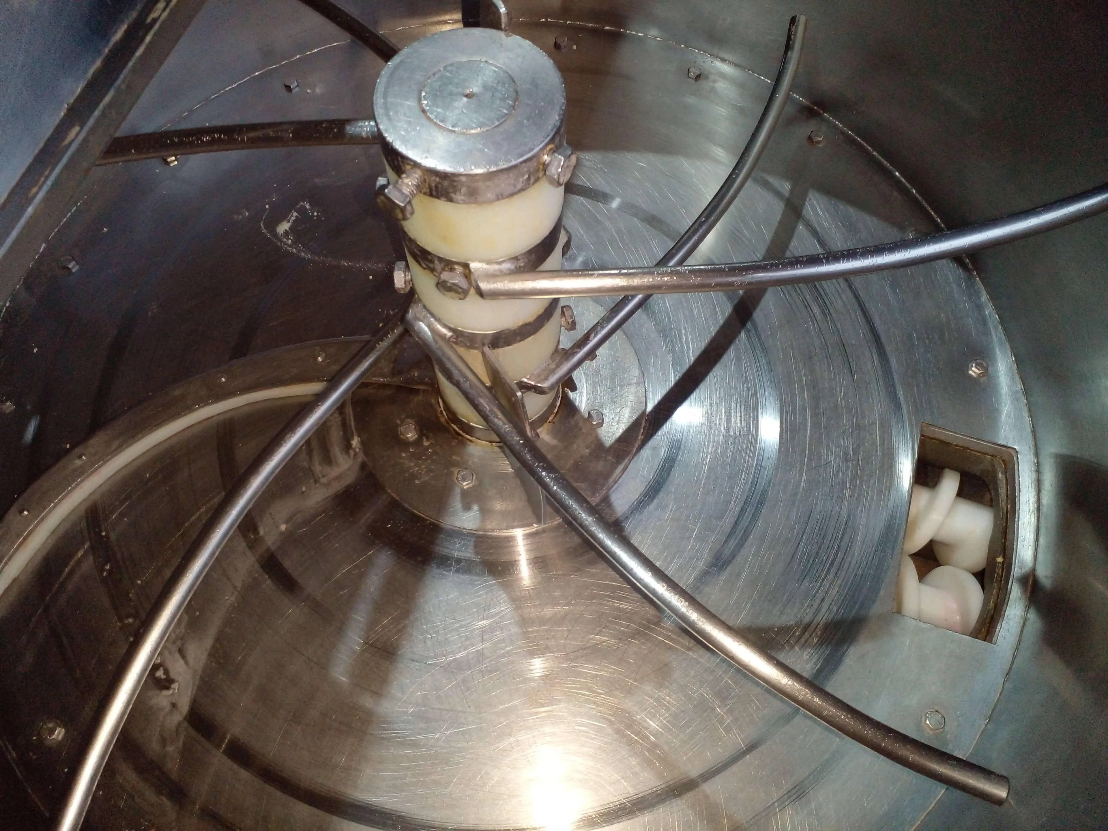 compactadeira-com-masseira-continua-capacidade-150-kg-h-marca-braslaer