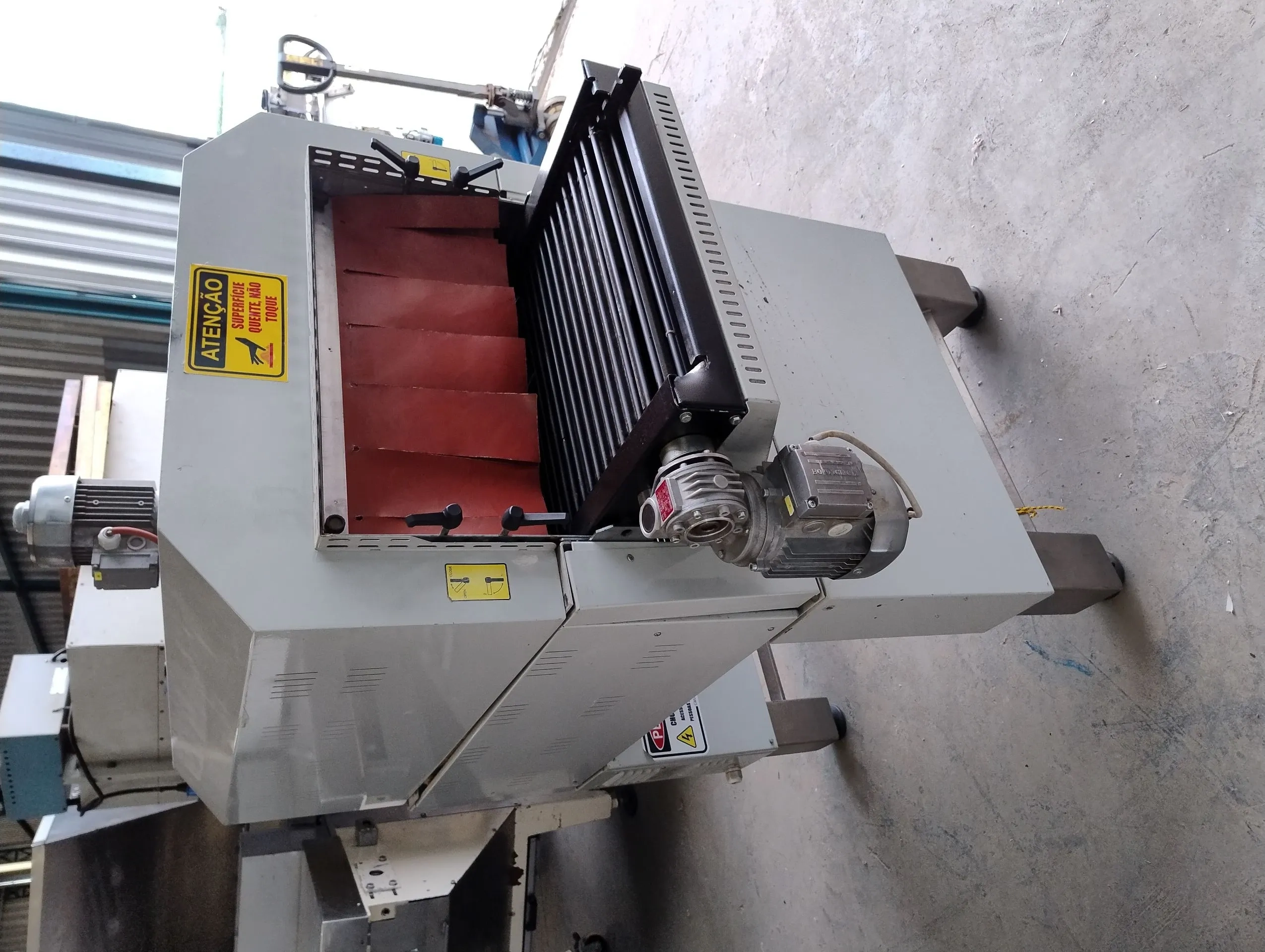 seladora-automatica-em-l-swrink-com-tunel-de-encolhimento-temorretracao-marca-smipack