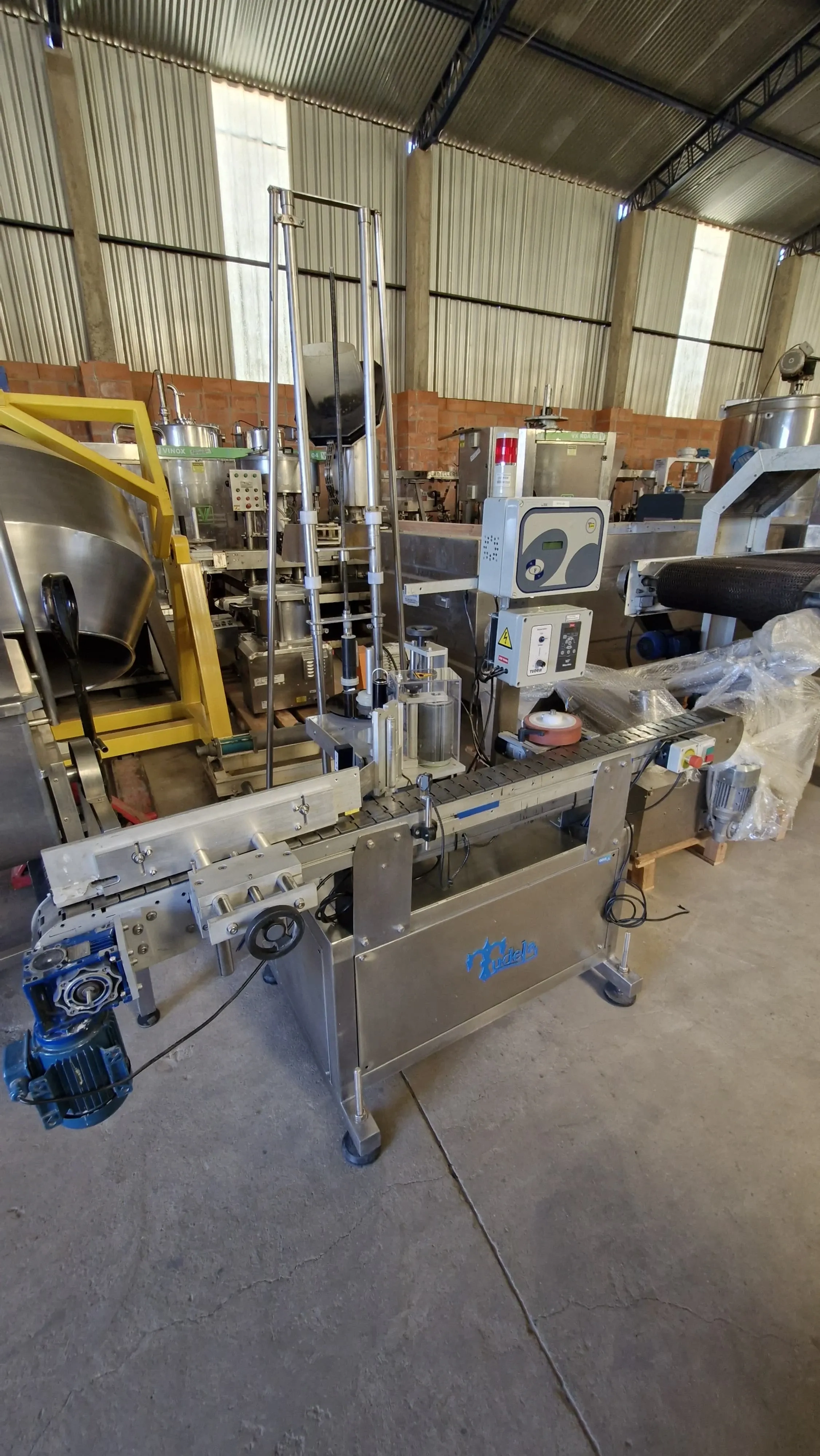 rotuladora-autoadesiva-para-frascos-cilin