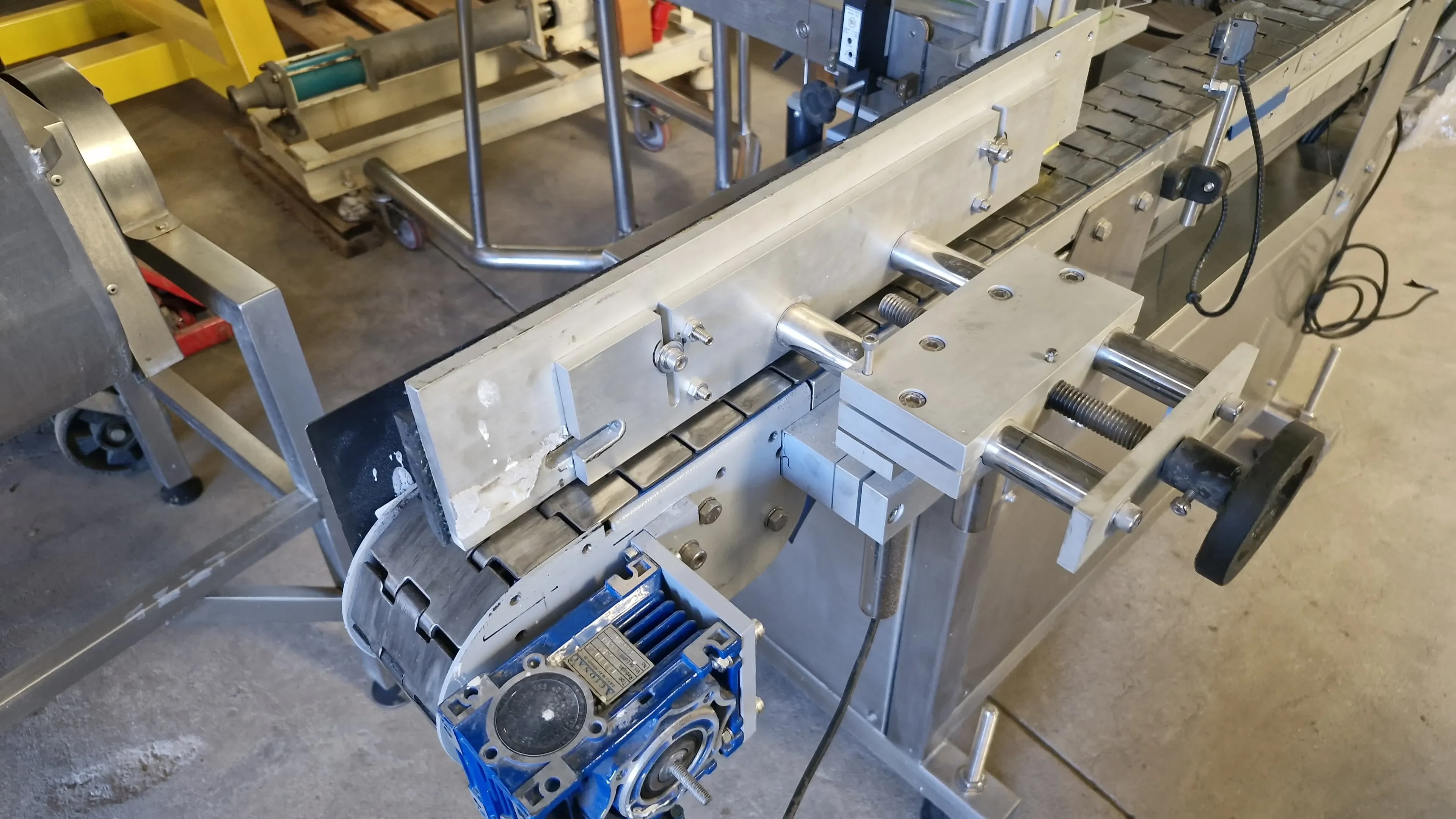 rotuladora-autoadesiva-para-frascos-cilin