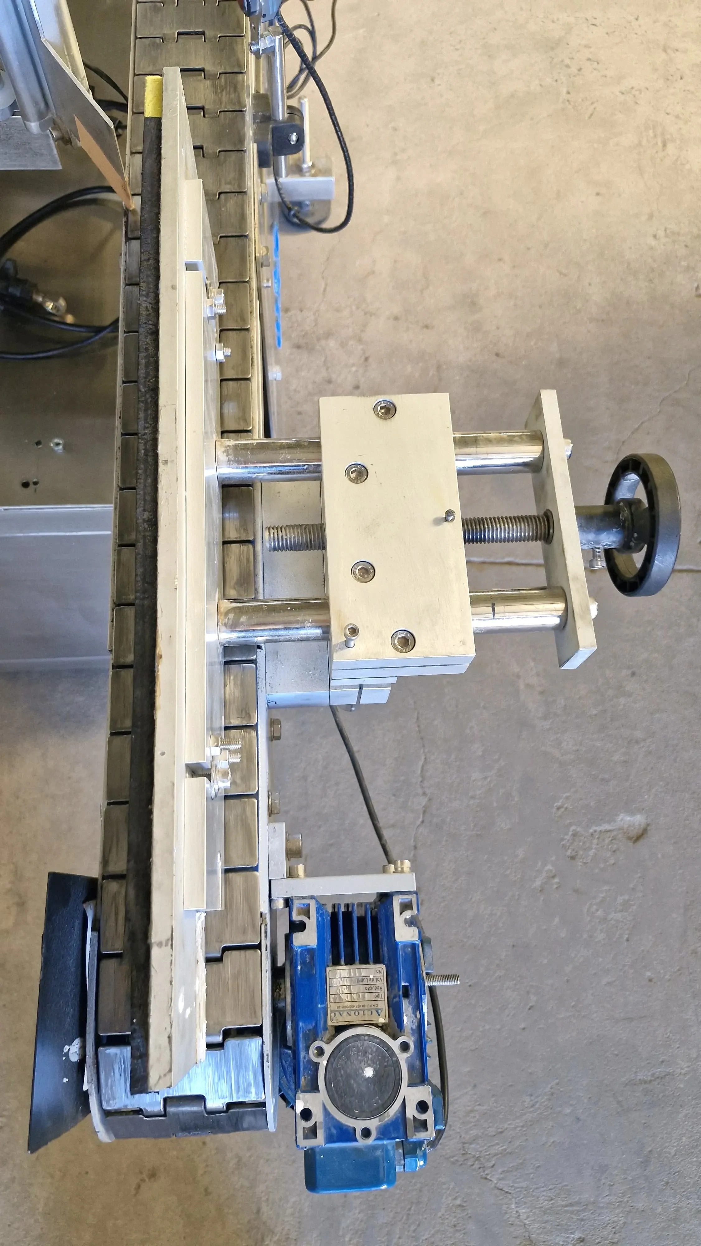 rotuladora-autoadesiva-para-frascos-cilin