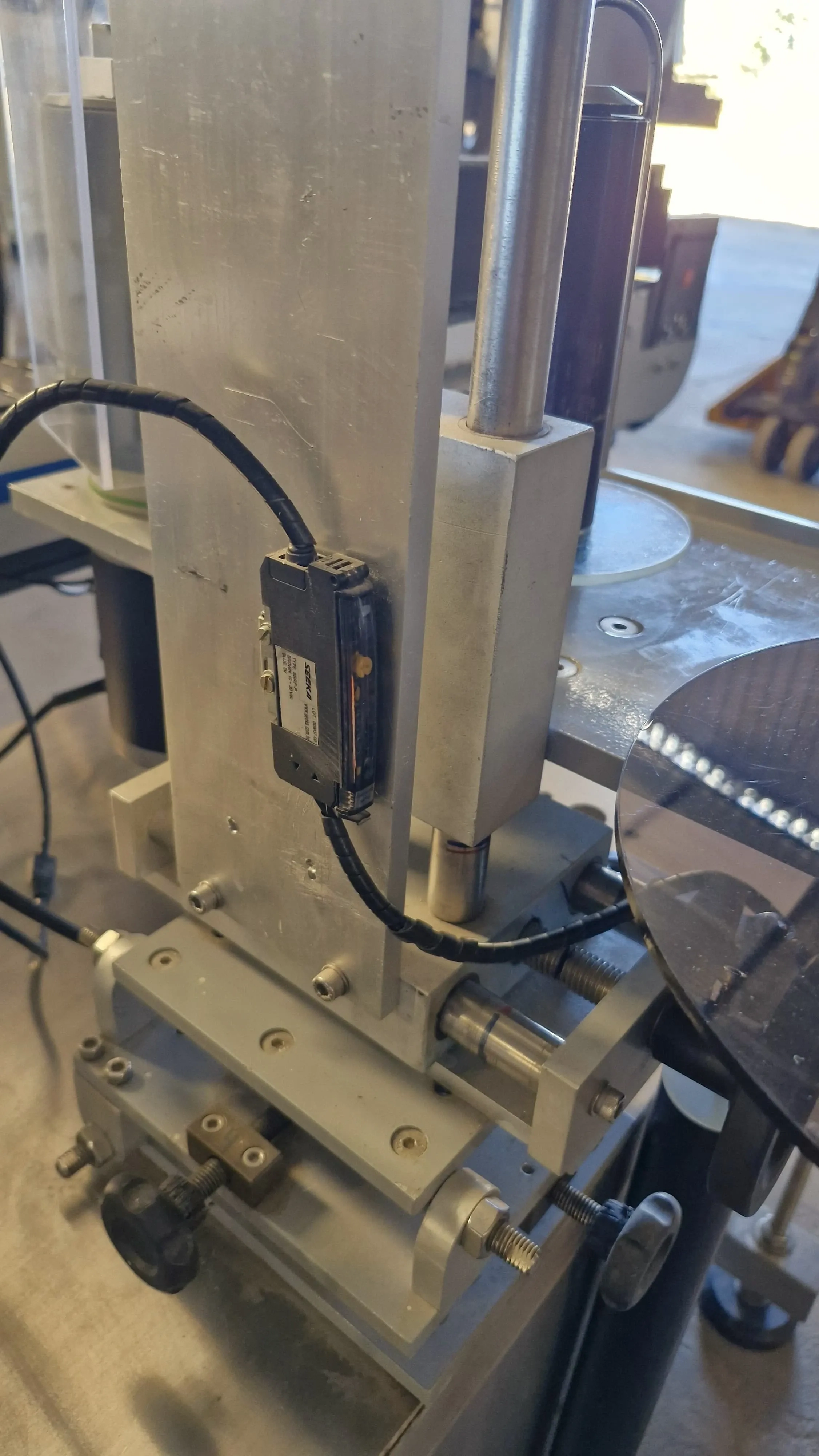 rotuladora-autoadesiva-para-frascos-cilin