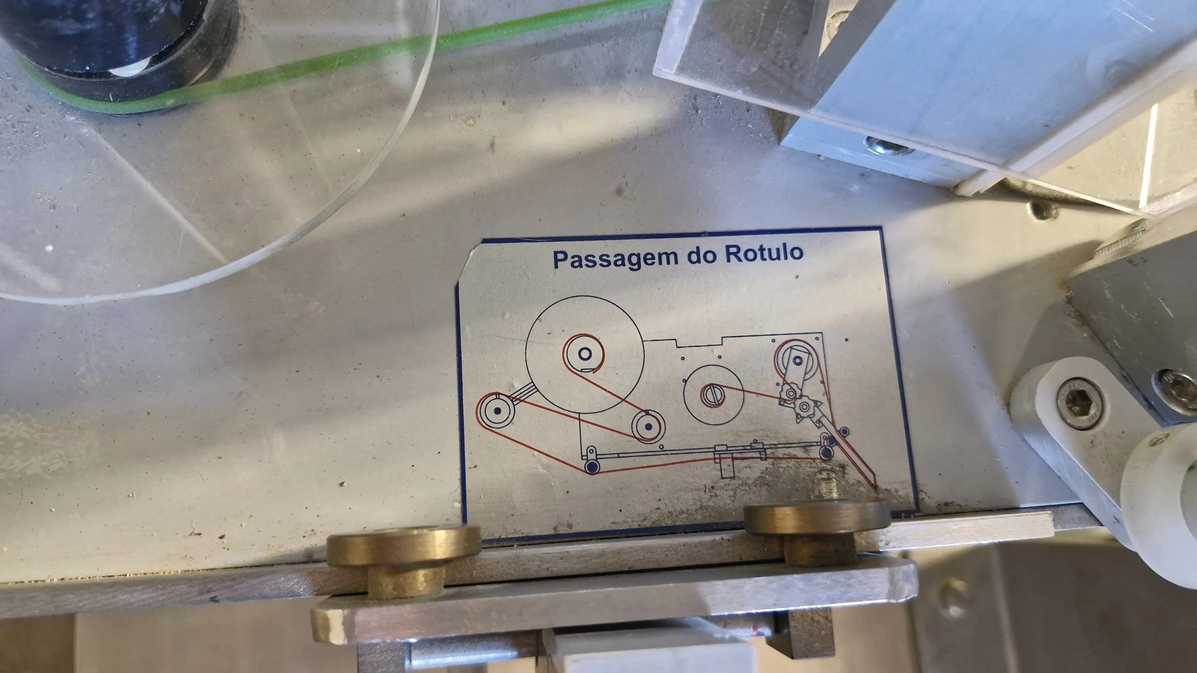 rotuladora-autoadesiva-para-frascos-cilin