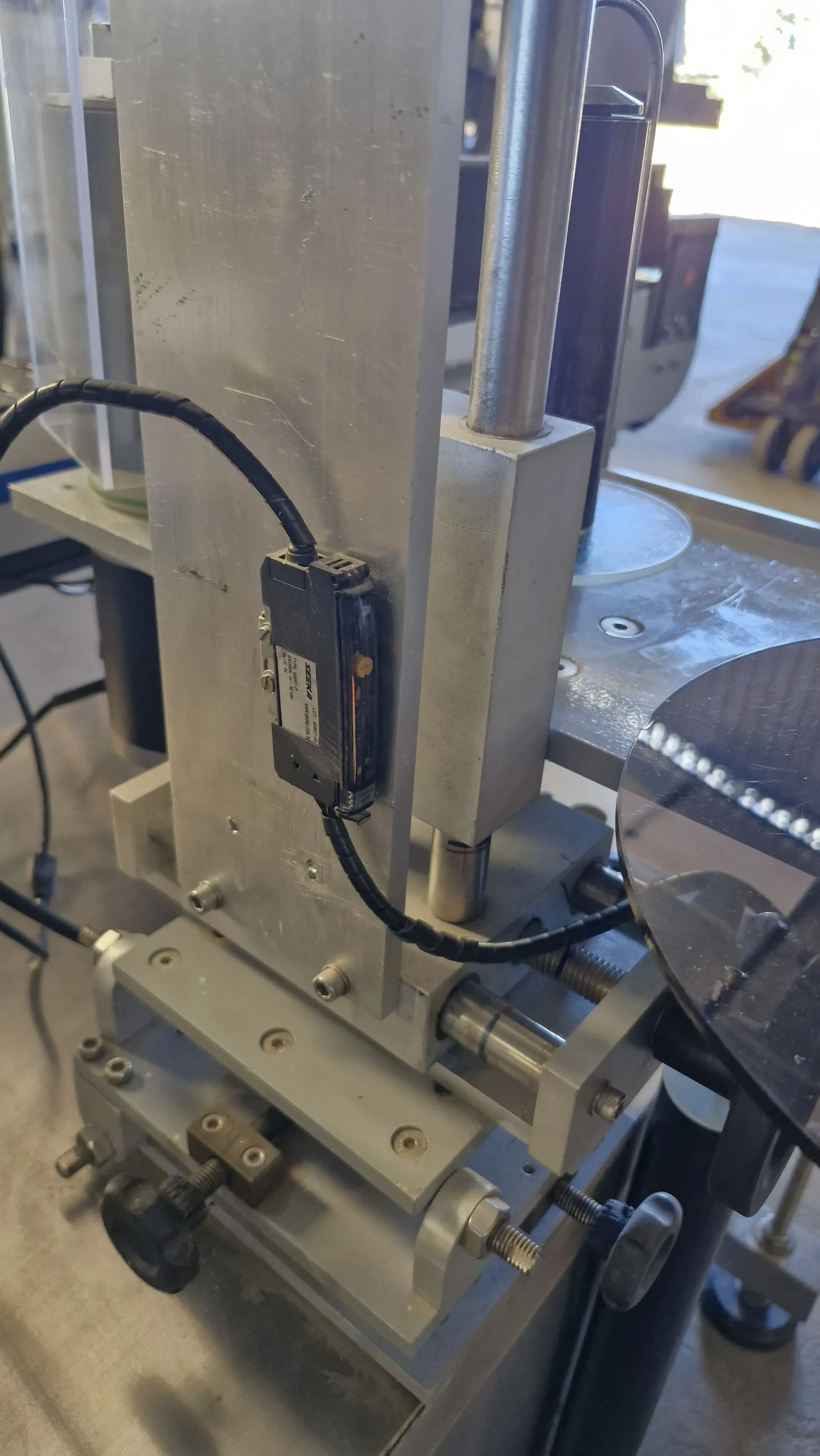 rotuladora-autoadesiva-para-frascos-cilin