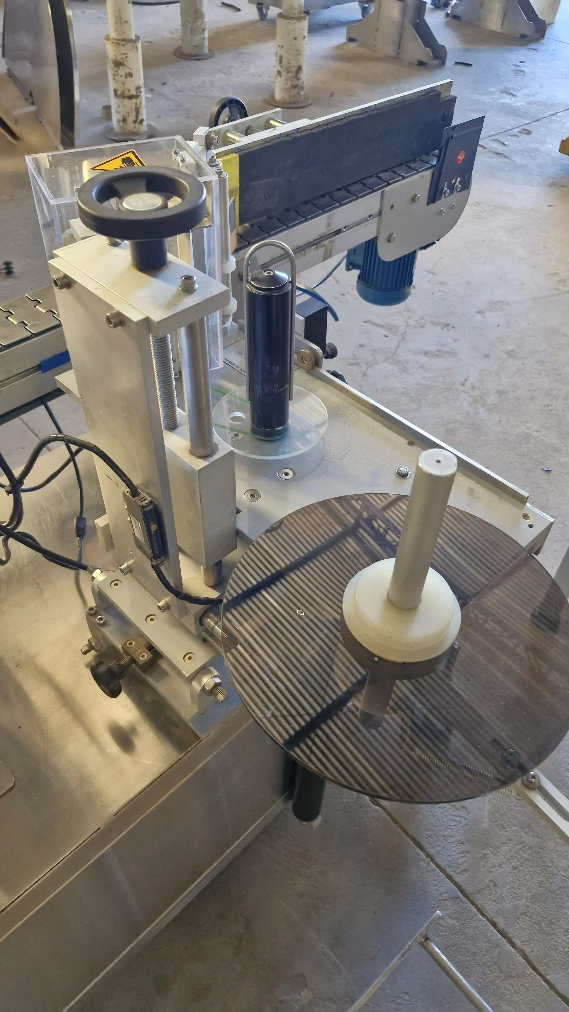 rotuladora-autoadesiva-para-frascos-cilin