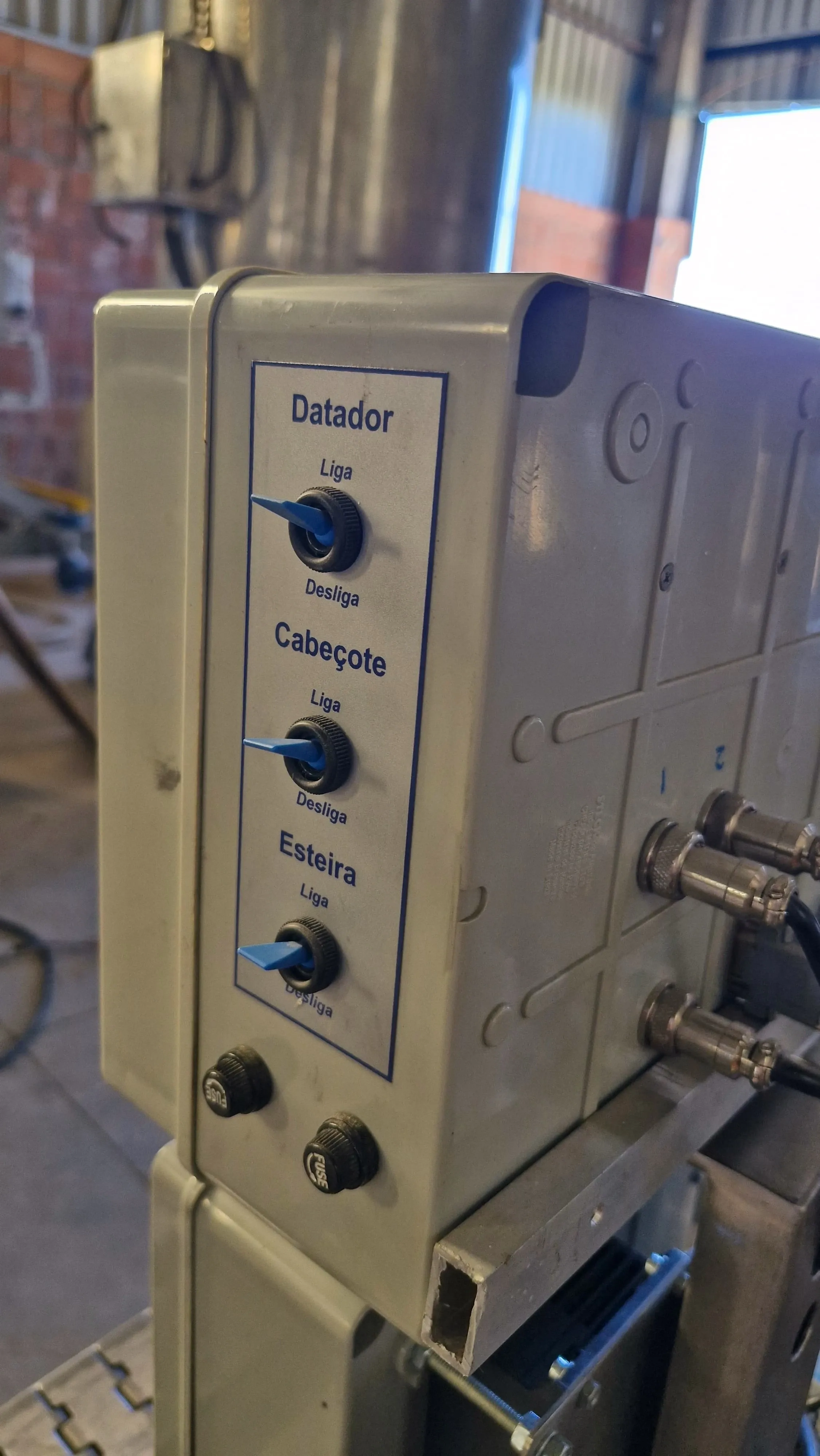 rotuladora-autoadesiva-para-frascos-cilin