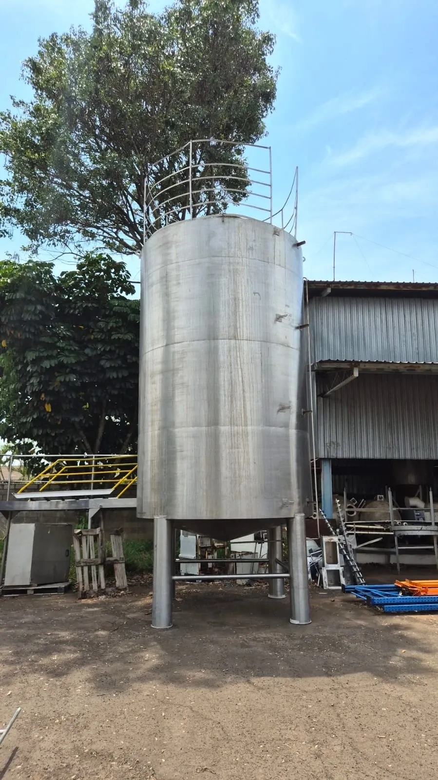 tanque-de-armazenamento-em-aco-inox-capacidade-30000-litros-com-escada