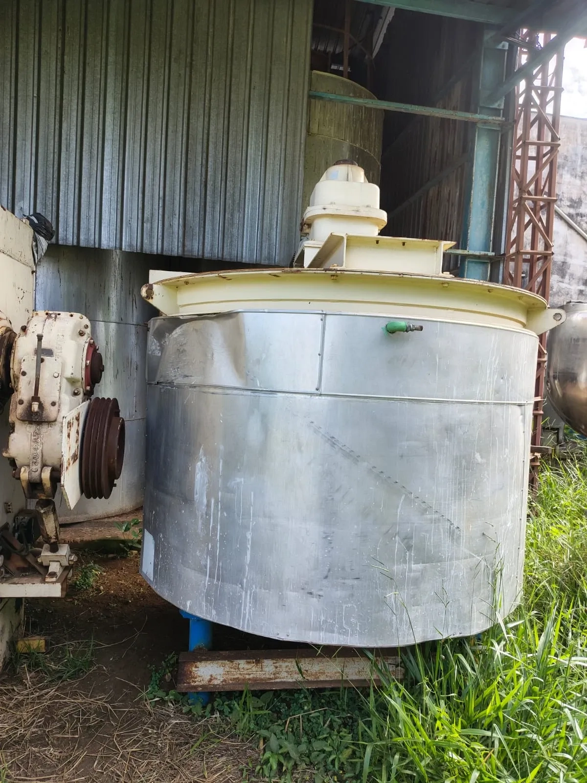 tanque-em-aco-carbono-encamisado-com-revestimento-externo-em-aco-inox