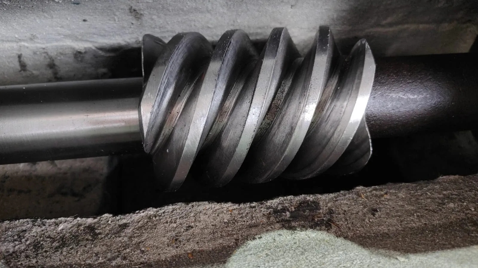 masseira-amassadeira-tipo-gancho-em-aco-carbono-capacidade-300-kg-marca-record