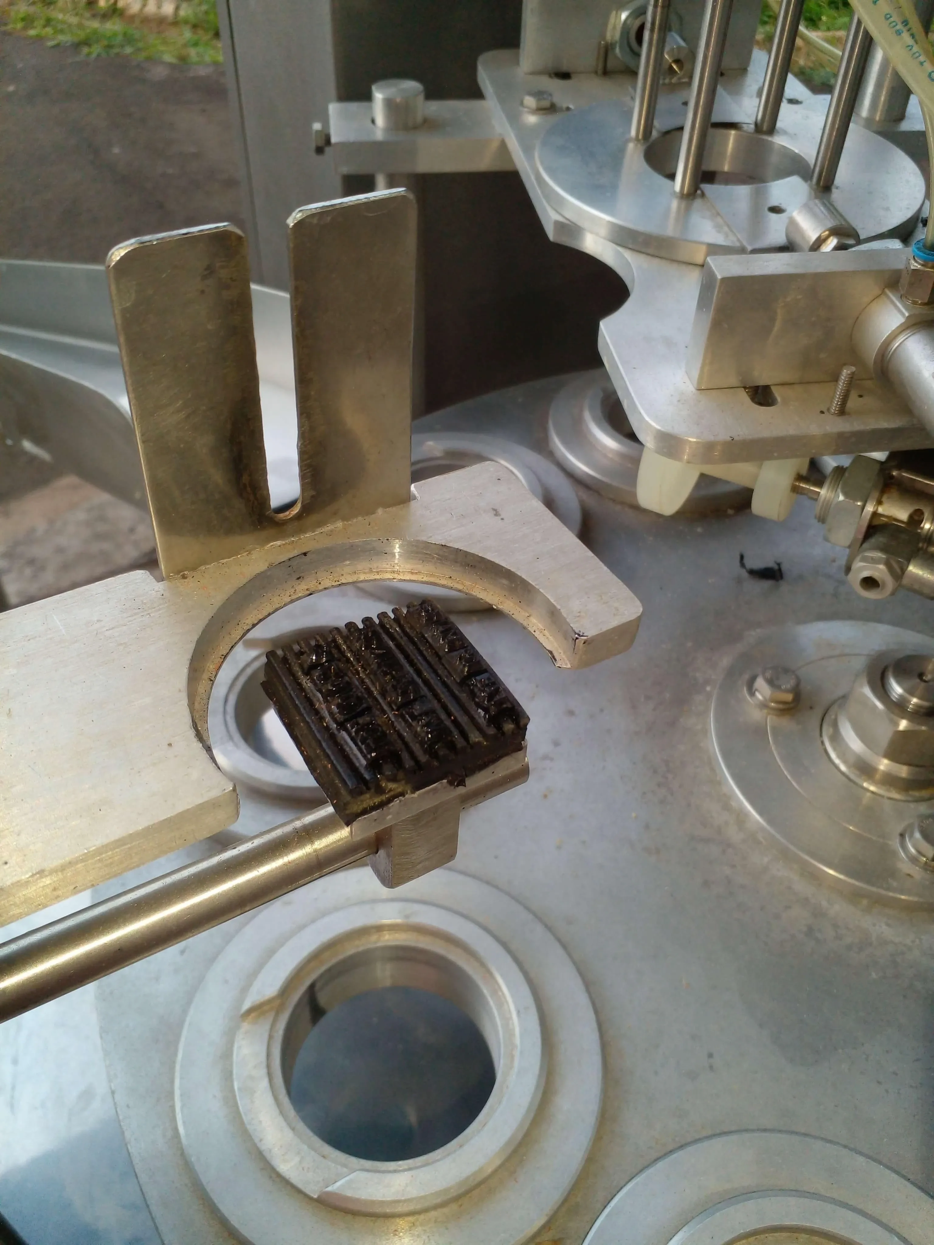 envasadora-semi-automatica-para-potes-marca-mirainox