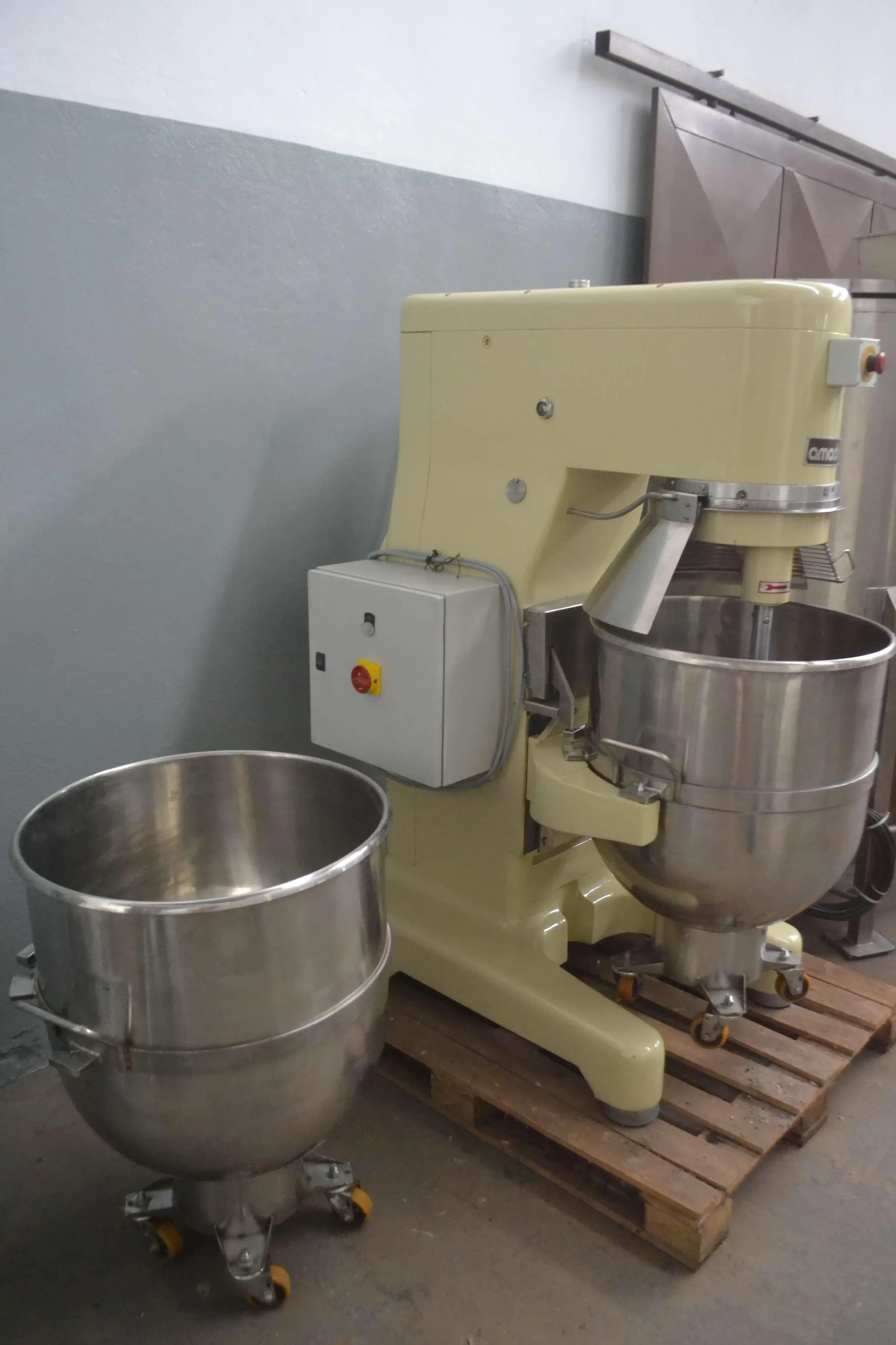 batedeira-planetaria-capacidade-130-litros-marca-amadio