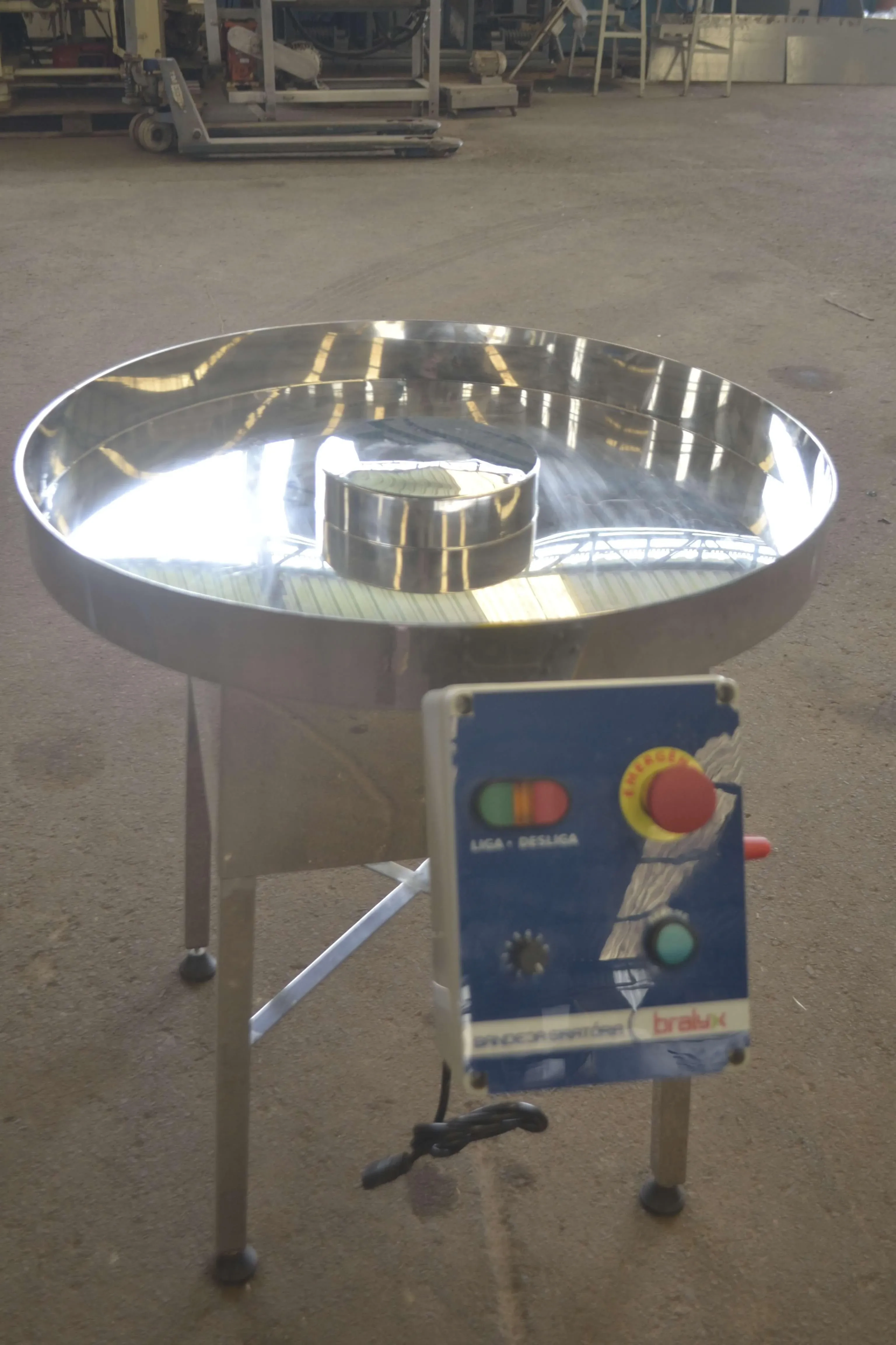 bandeja-com-sistema-giratorio-para-cobrir-doces-com-granulados