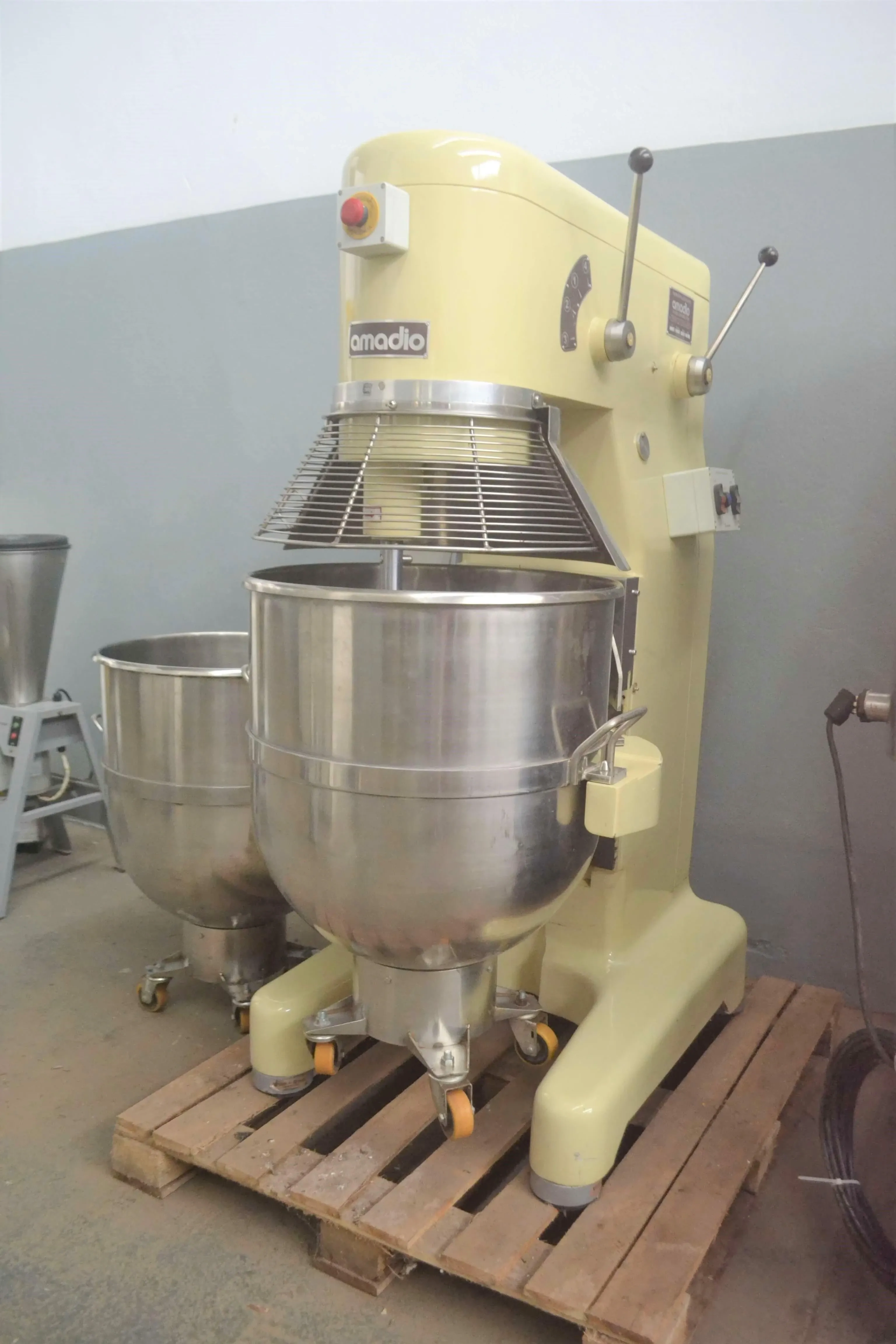 batedeira-planetaria-capacidade-130-litros-marca-amadio