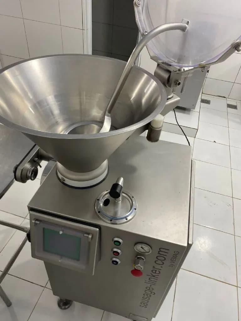 Embutideira Contínua à Vácuo em Aço Inox Capacidade 2000 Kg / H para Linguiças e Espetinhos Marca Vemag Modelo Sausage Linker