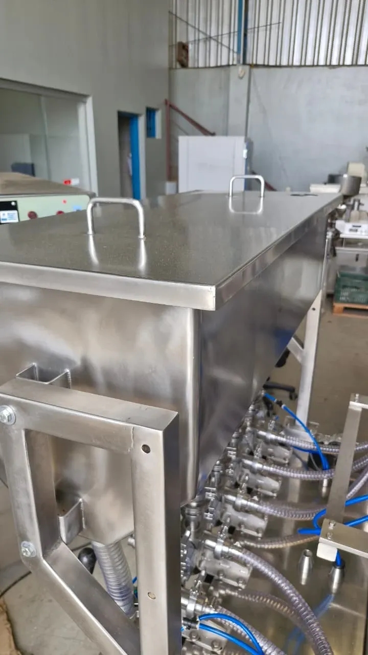 envasadora-linear-com-6-pistoes-marca-nelpas