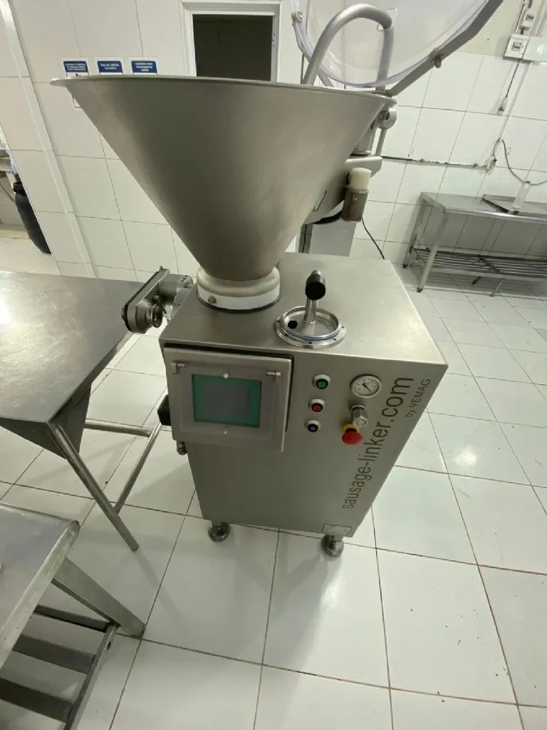 embutideira-continua-a-vacuo-em-inox-2000-kg-h-para-linguicas-e-espetinhos-vemag