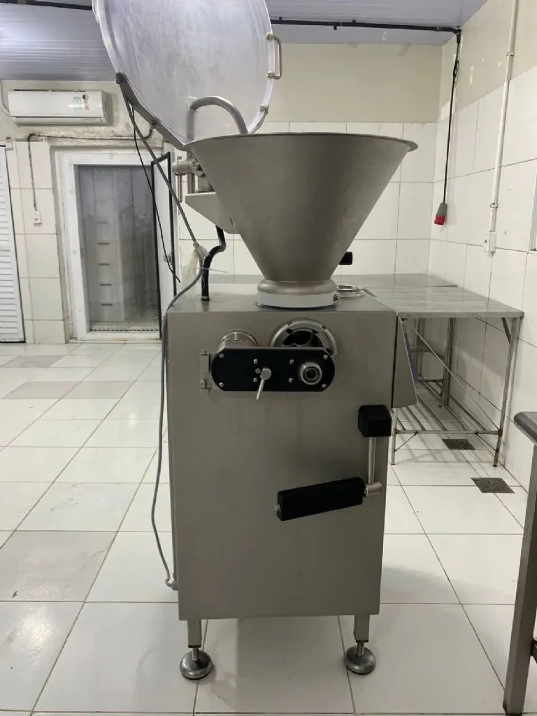 embutideira-continua-a-vacuo-em-inox-2000-kg-h-para-linguicas-e-espetinhos-vemag