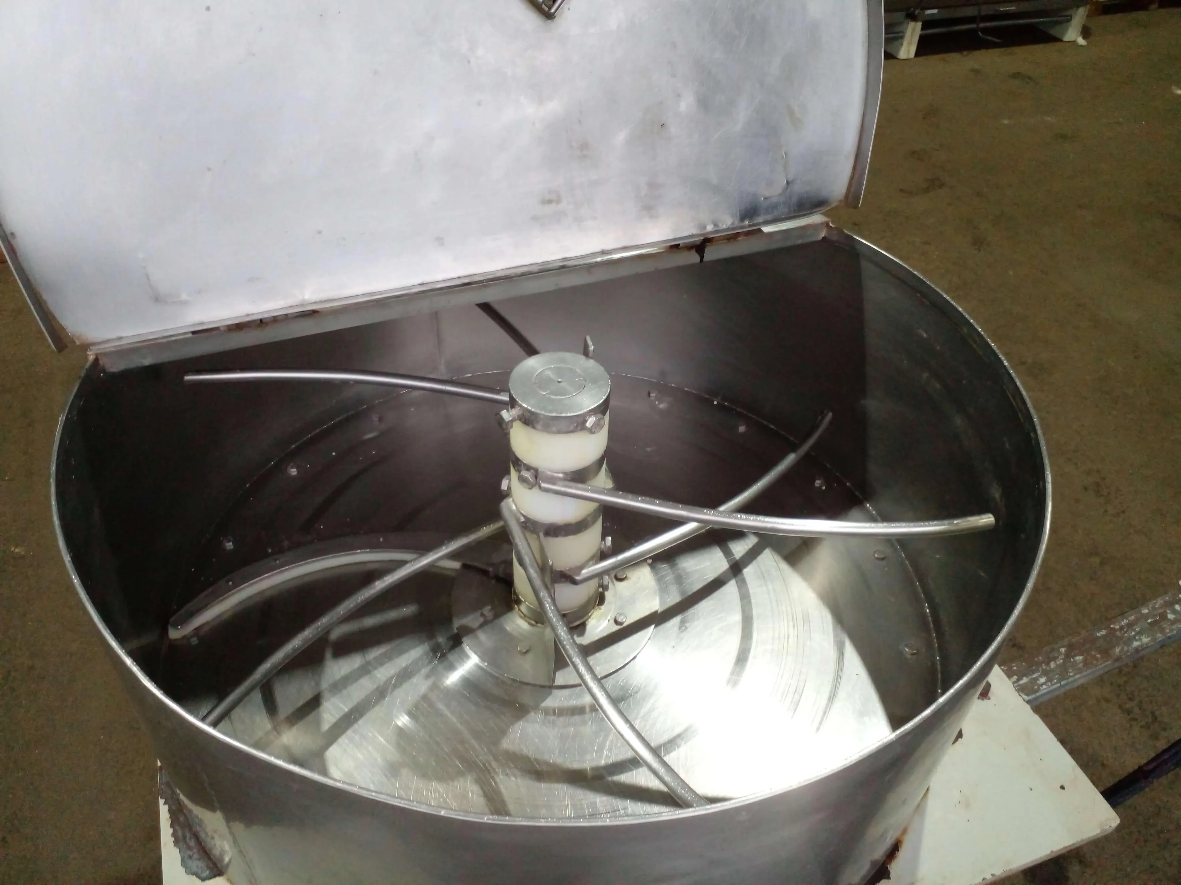 compactadeira-com-masseira-continua-capacidade-150-kg-h-marca-braslaer