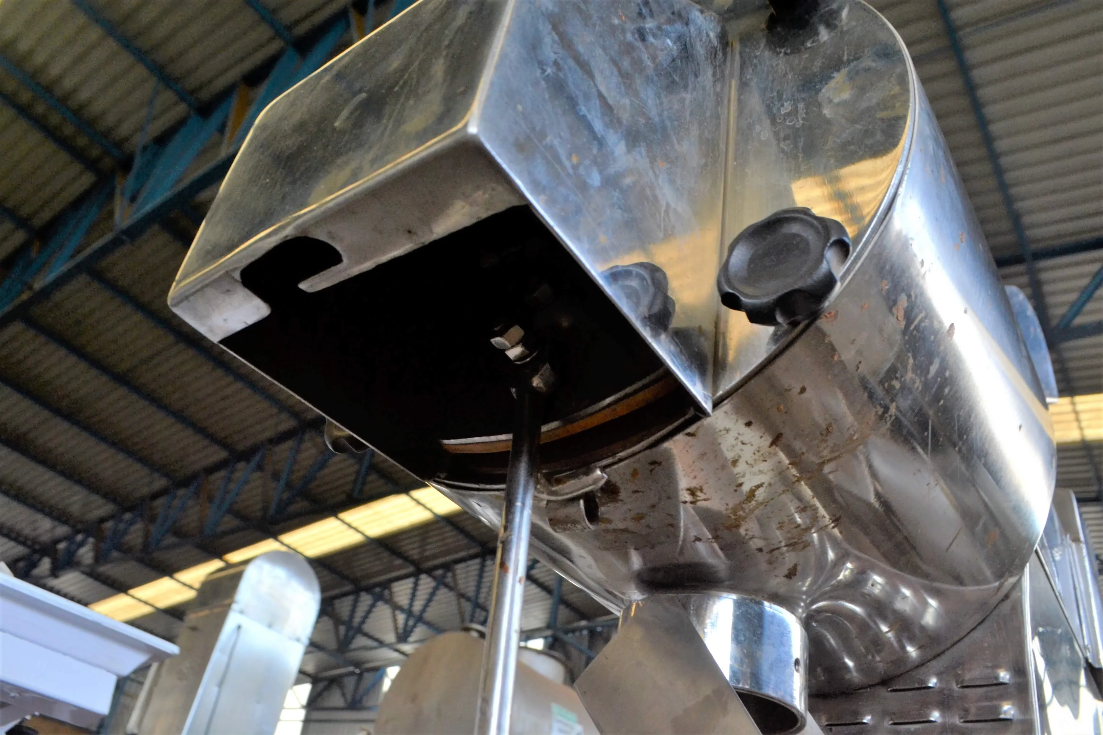 despolpadeira-de-frutas-um-estagio-capacidade-200-kg-hora-marca-tortugan