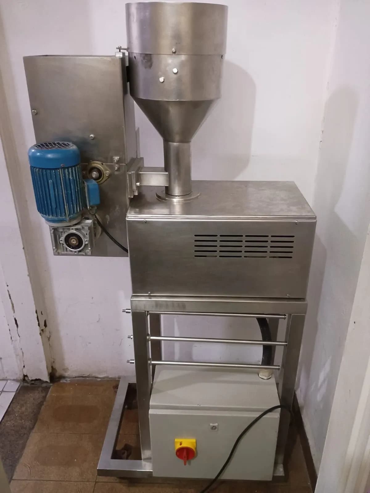 maquina-para-fabricacao-de-nhoque-nhoqueira-italvisa-f2-ate-60-kg-hora