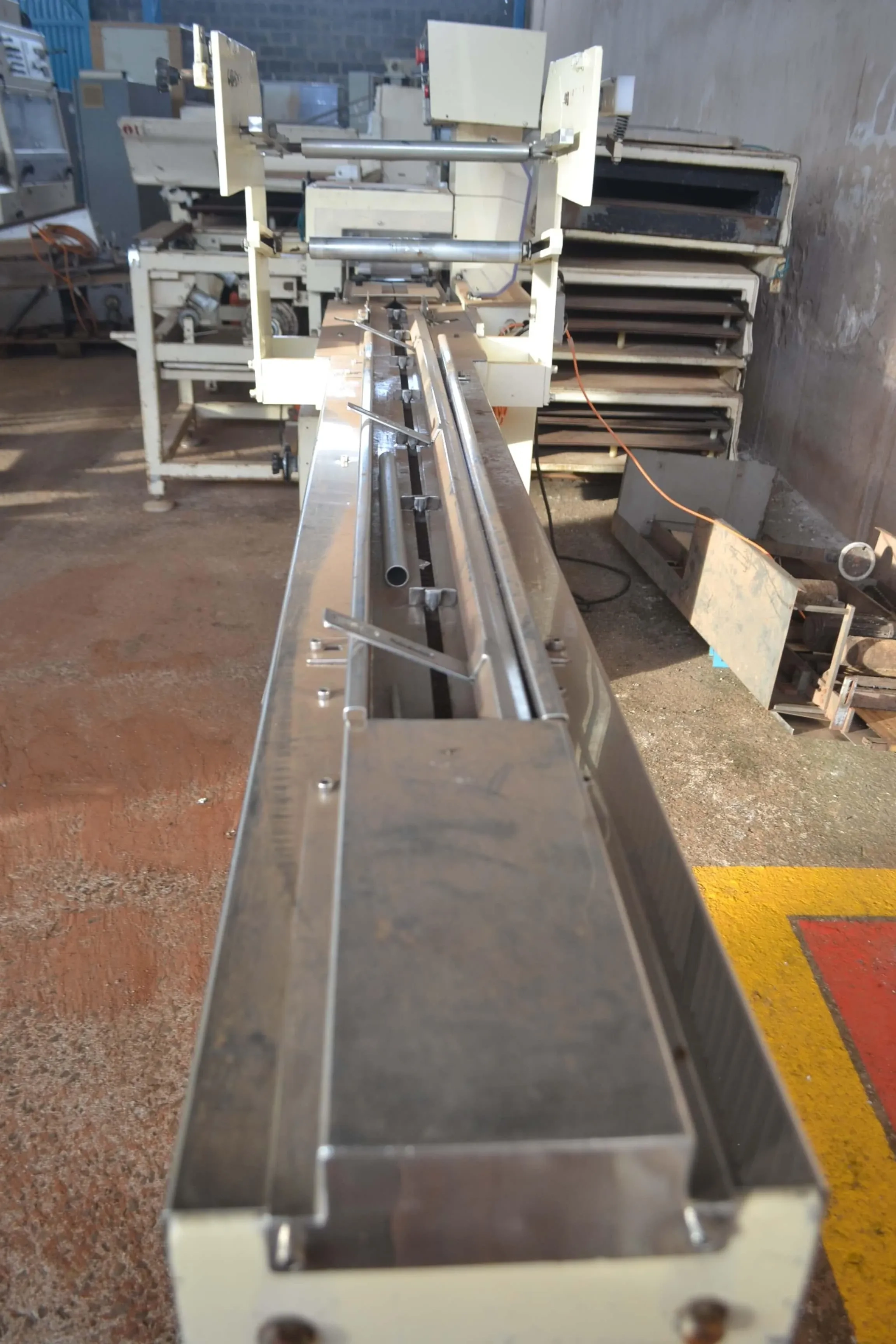 embaladora-flowpack-marca-fripack-para-doces-chocolates-pacocas-e-outros