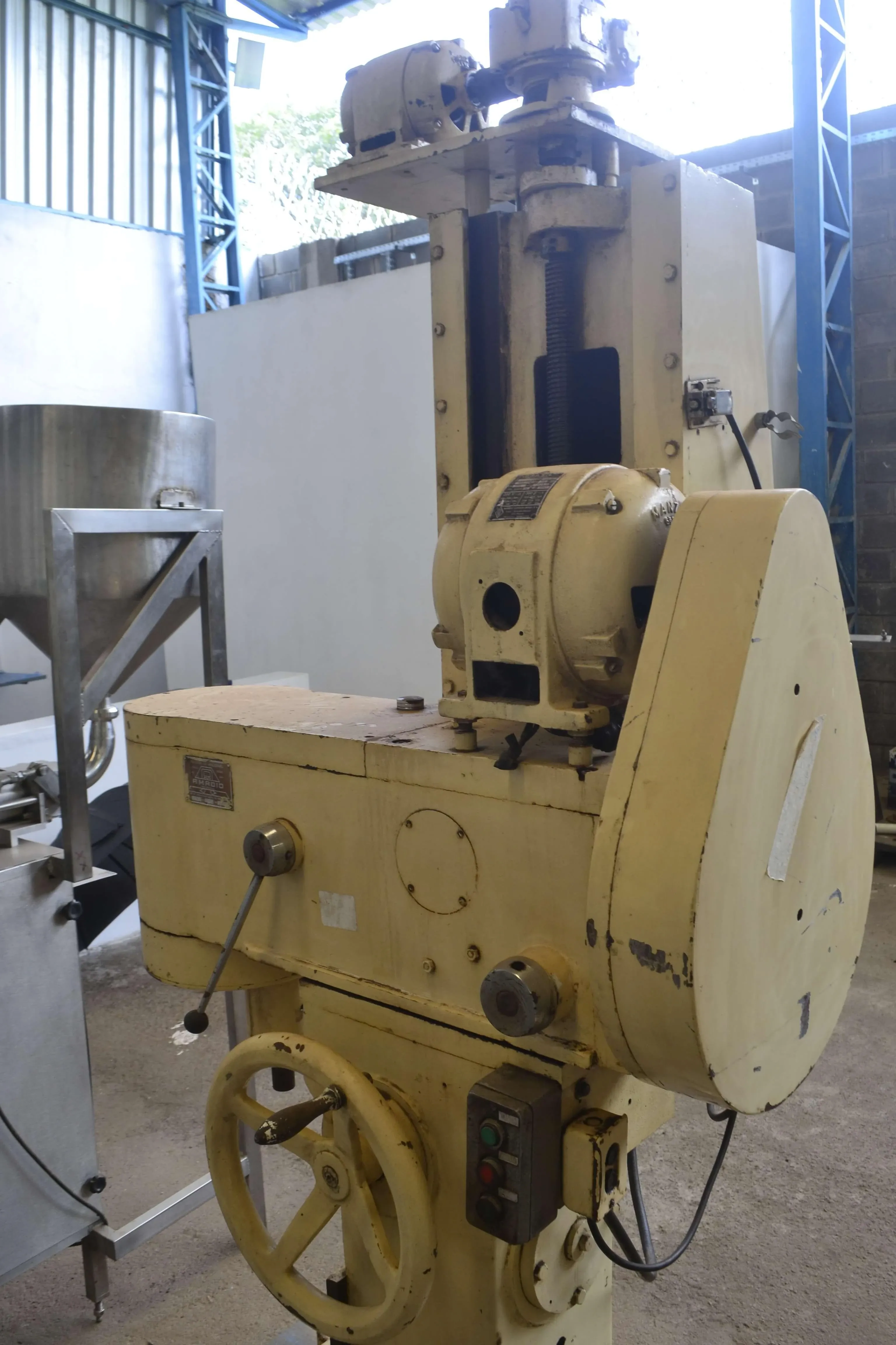 batedeira-capacidade-100-litros-marca-amadio