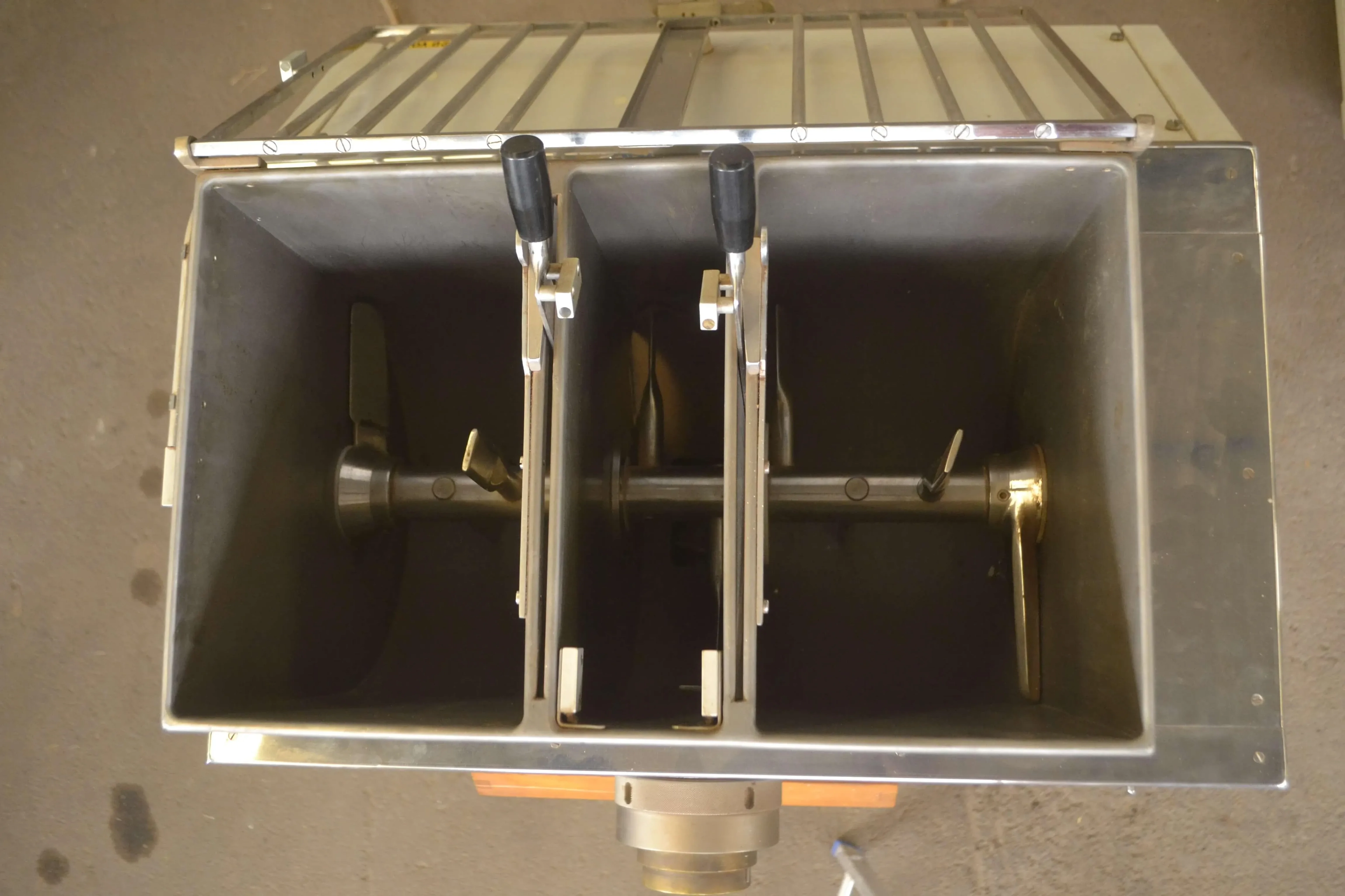 masseira-esfolhadeira-e-extrusora-capacidade-25-kg-hora-marca-pama-roma