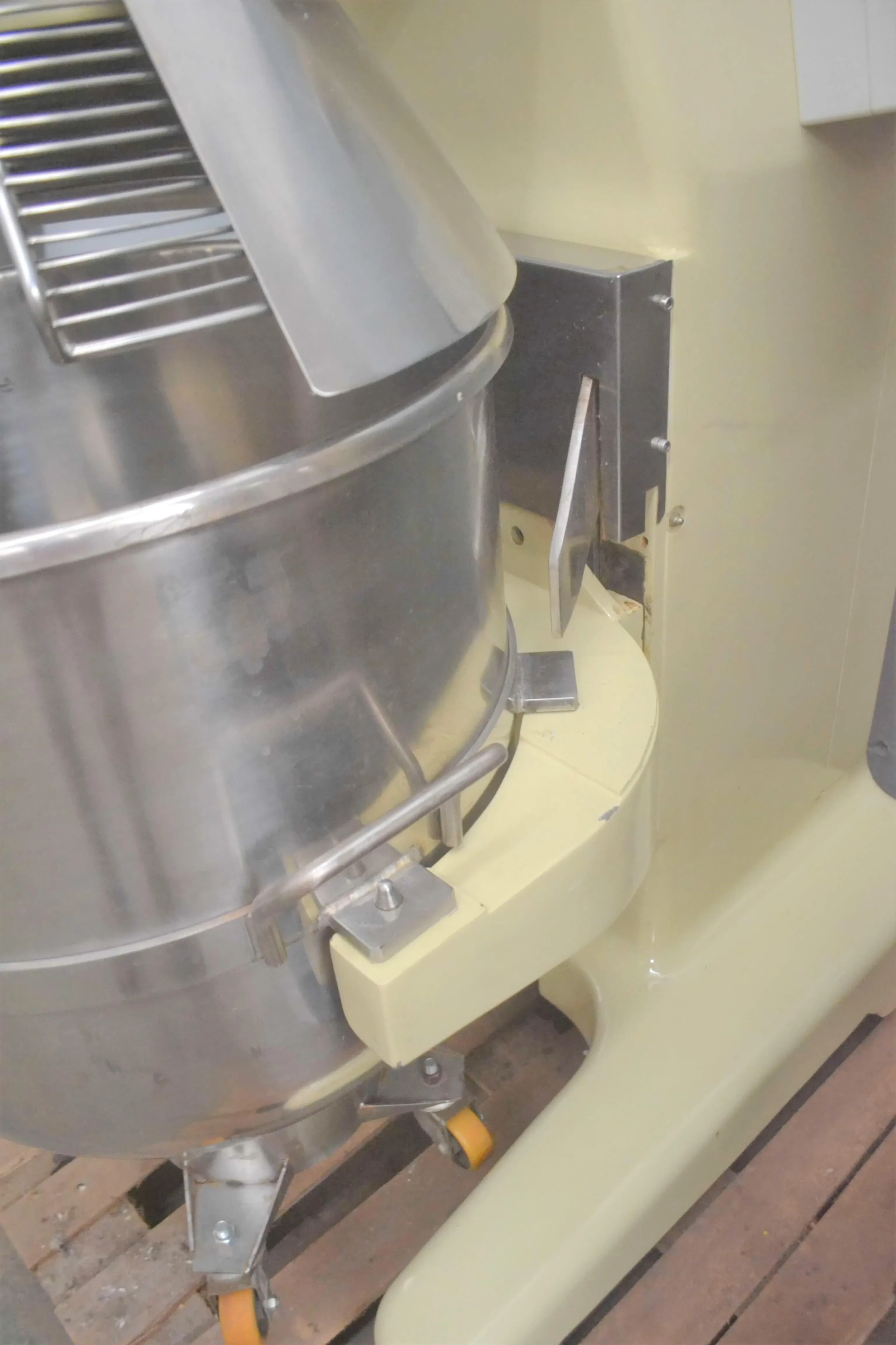 batedeira-planetaria-capacidade-130-litros-marca-amadio