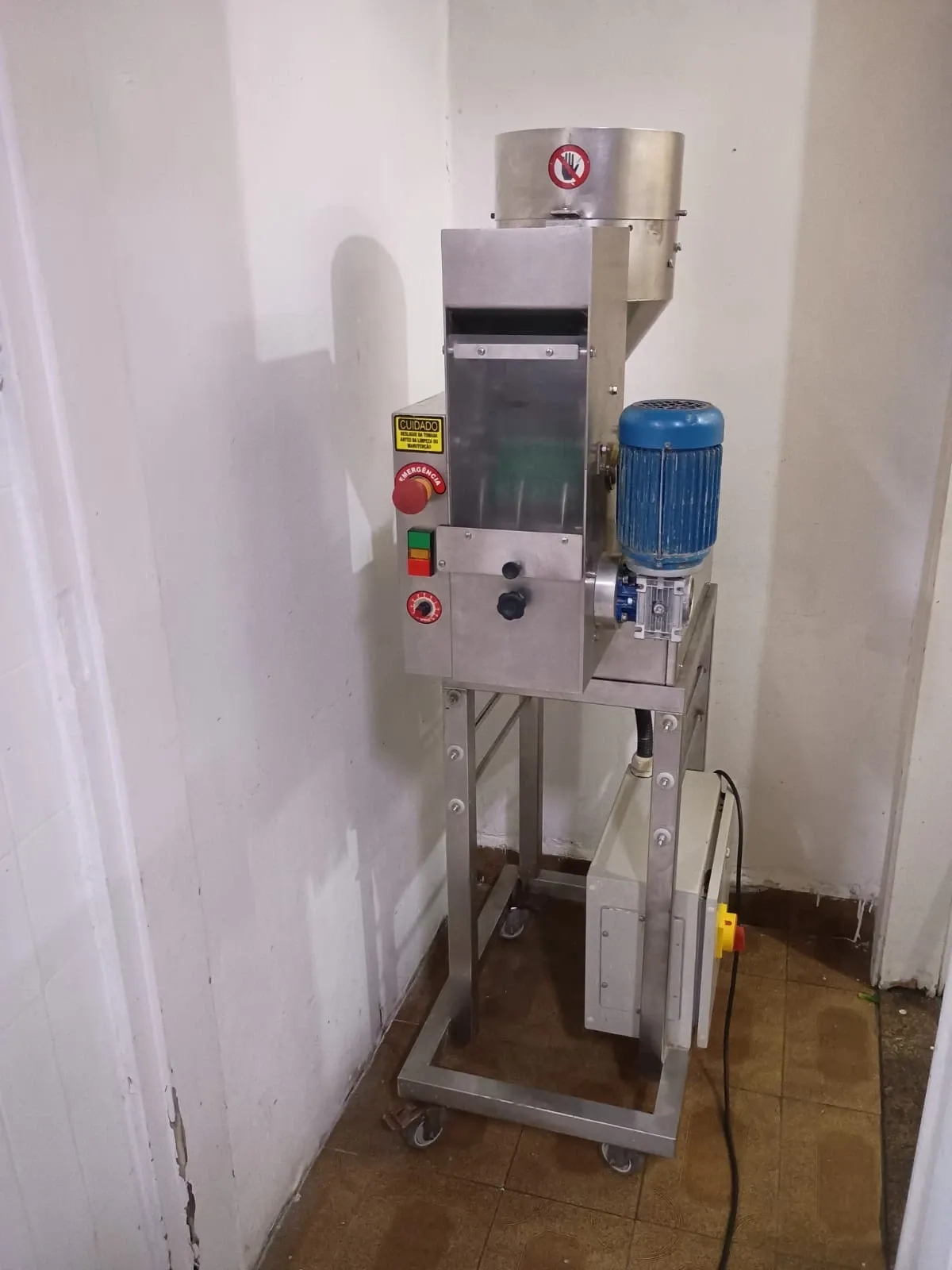 maquina-para-fabricacao-de-nhoque-nhoqueira-italvisa-f2-ate-60-kg-hora