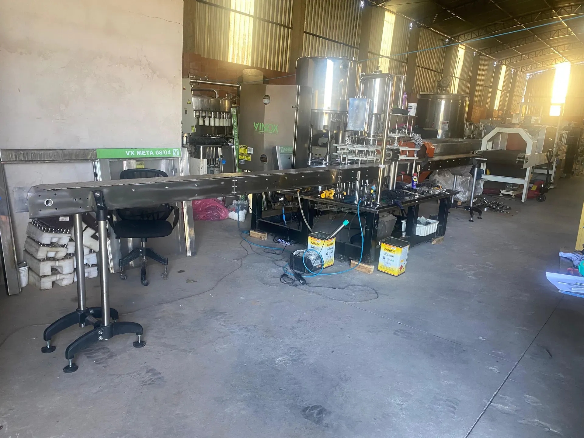 envasadora-com-tampadora-rotativa-bombonas-galoes-de-1-a-5-litros-marca-vinox-zegla