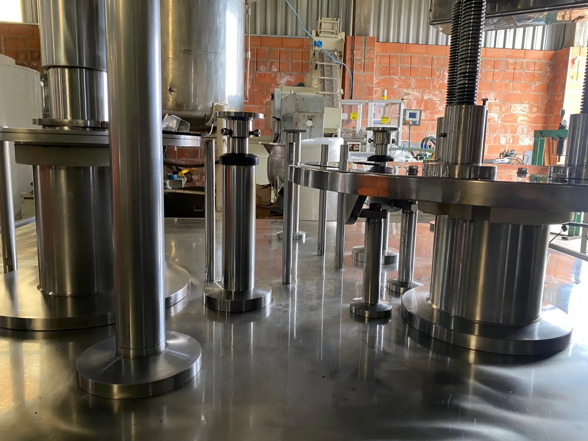 envasadora-com-tampadora-rotativa-bombonas-galoes-de-1-a-5-litros-marca-vinox-zegla