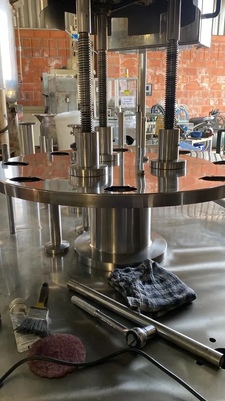 envasadora-com-tampadora-rotativa-bombonas-galoes-de-1-a-5-litros-marca-vinox-zegla