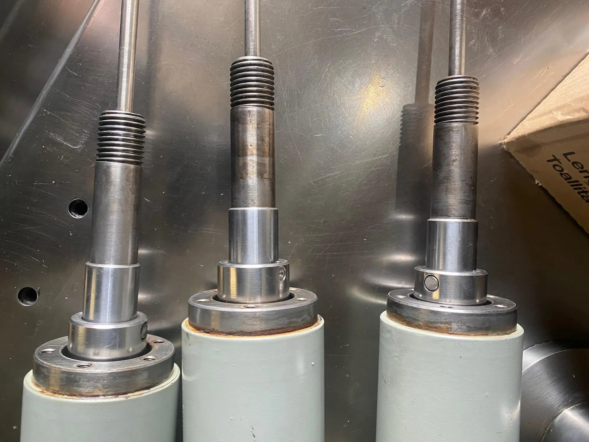 envasadora-com-tampadora-rotativa-bombonas-galoes-de-1-a-5-litros-marca-vinox-zegla