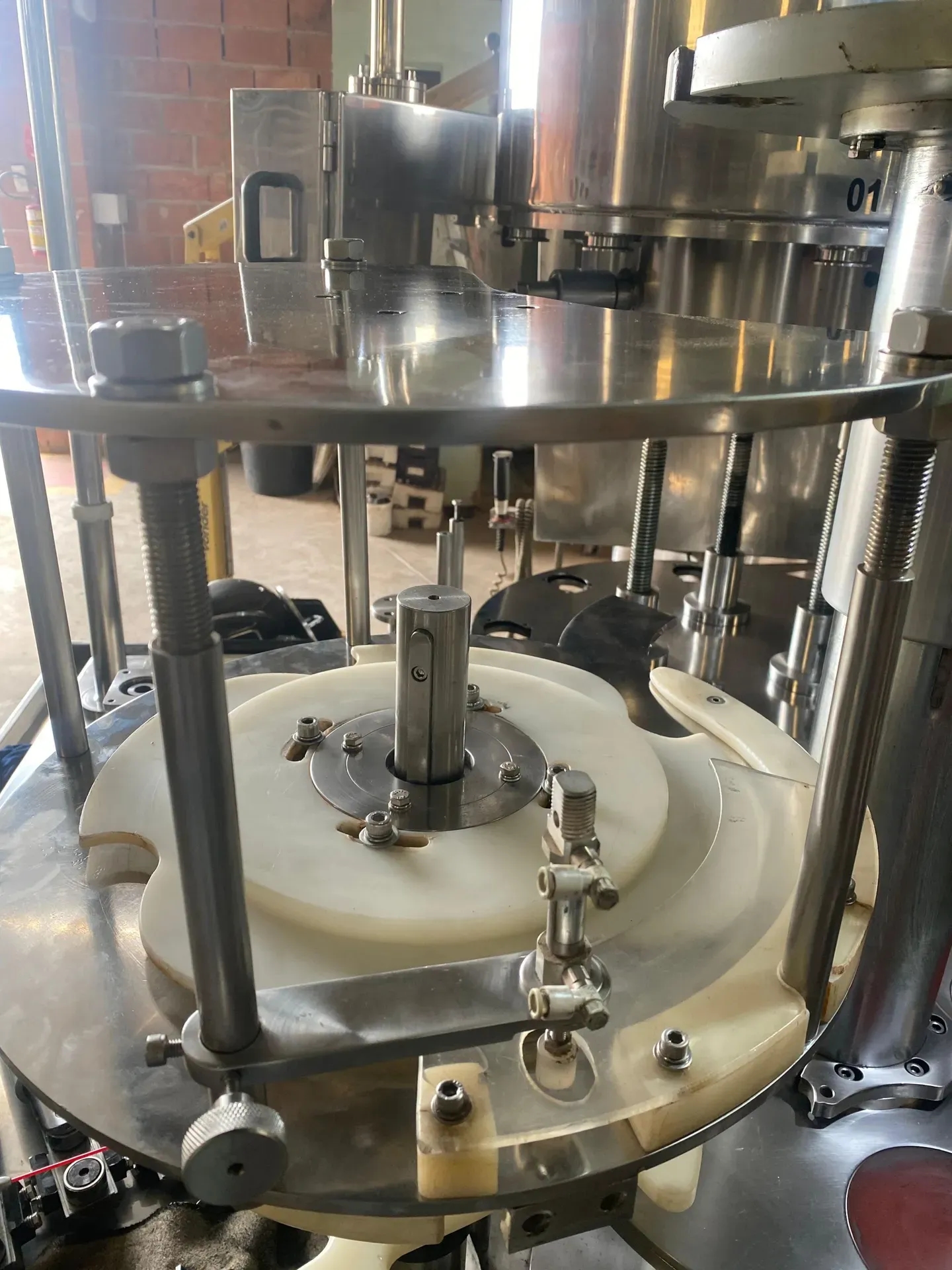 envasadora-com-tampadora-rotativa-bombonas-galoes-de-1-a-5-litros-marca-vinox-zegla