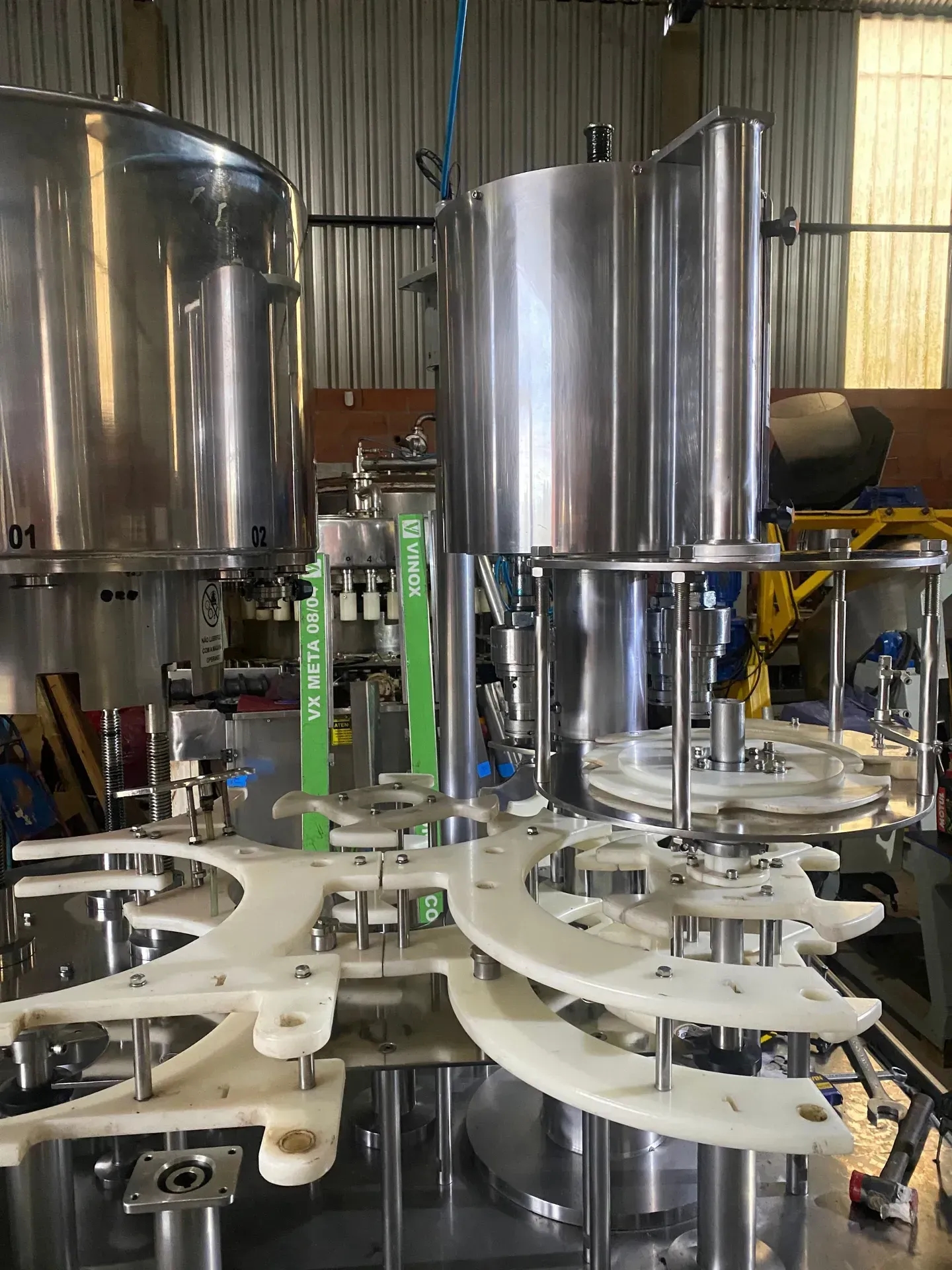 envasadora-com-tampadora-rotativa-bombonas-galoes-de-1-a-5-litros-marca-vinox-zegla