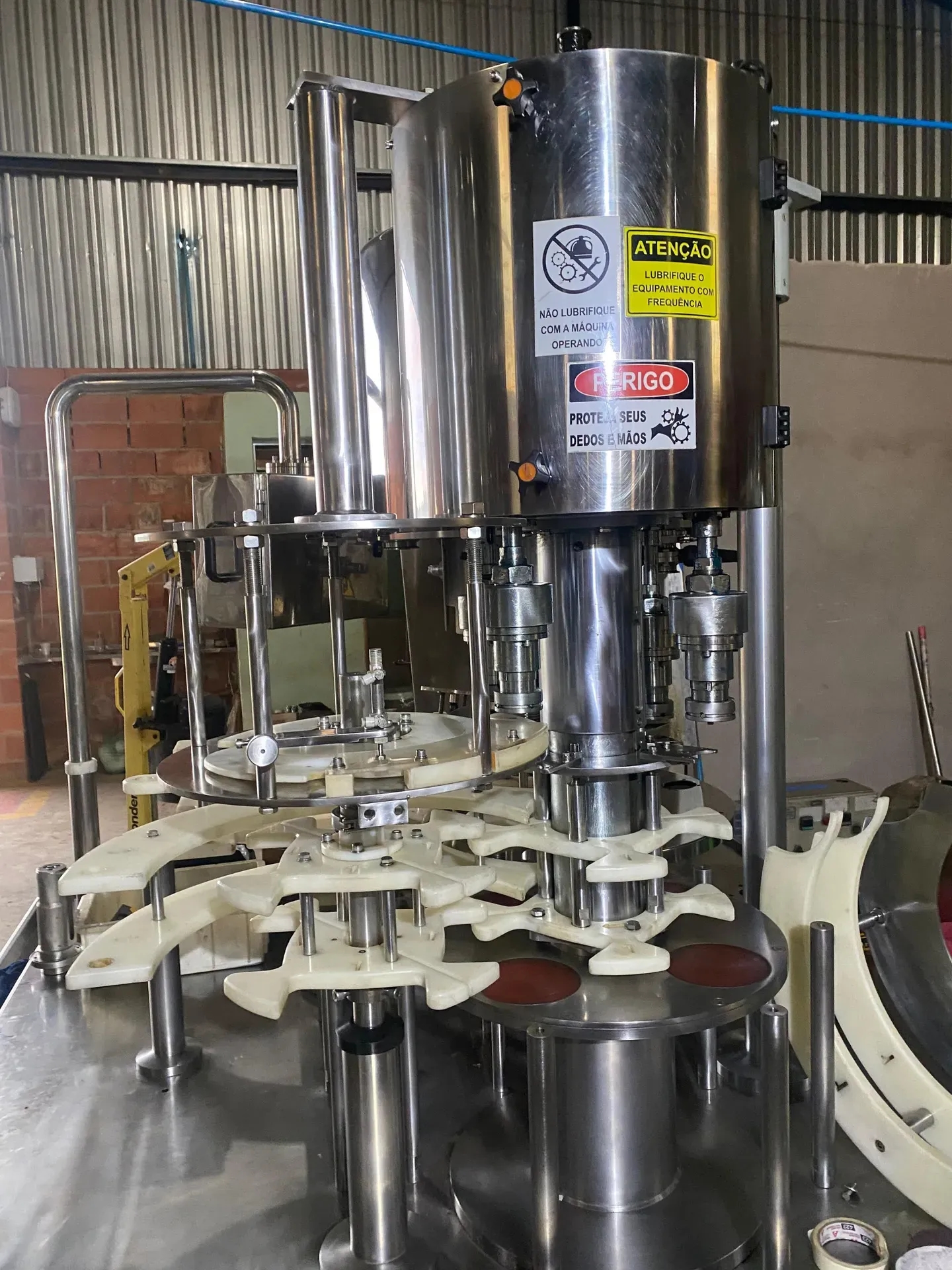 envasadora-com-tampadora-rotativa-bombonas-galoes-de-1-a-5-litros-marca-vinox-zegla