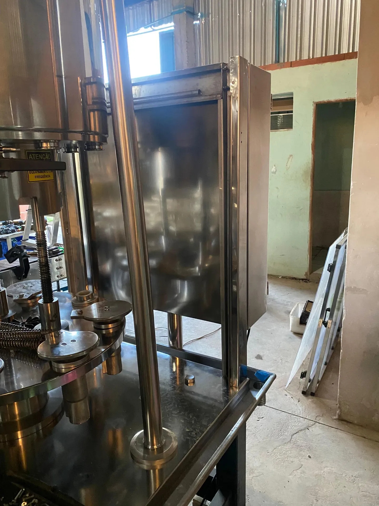 envasadora-com-tampadora-rotativa-bombonas-galoes-de-1-a-5-litros-marca-vinox-zegla