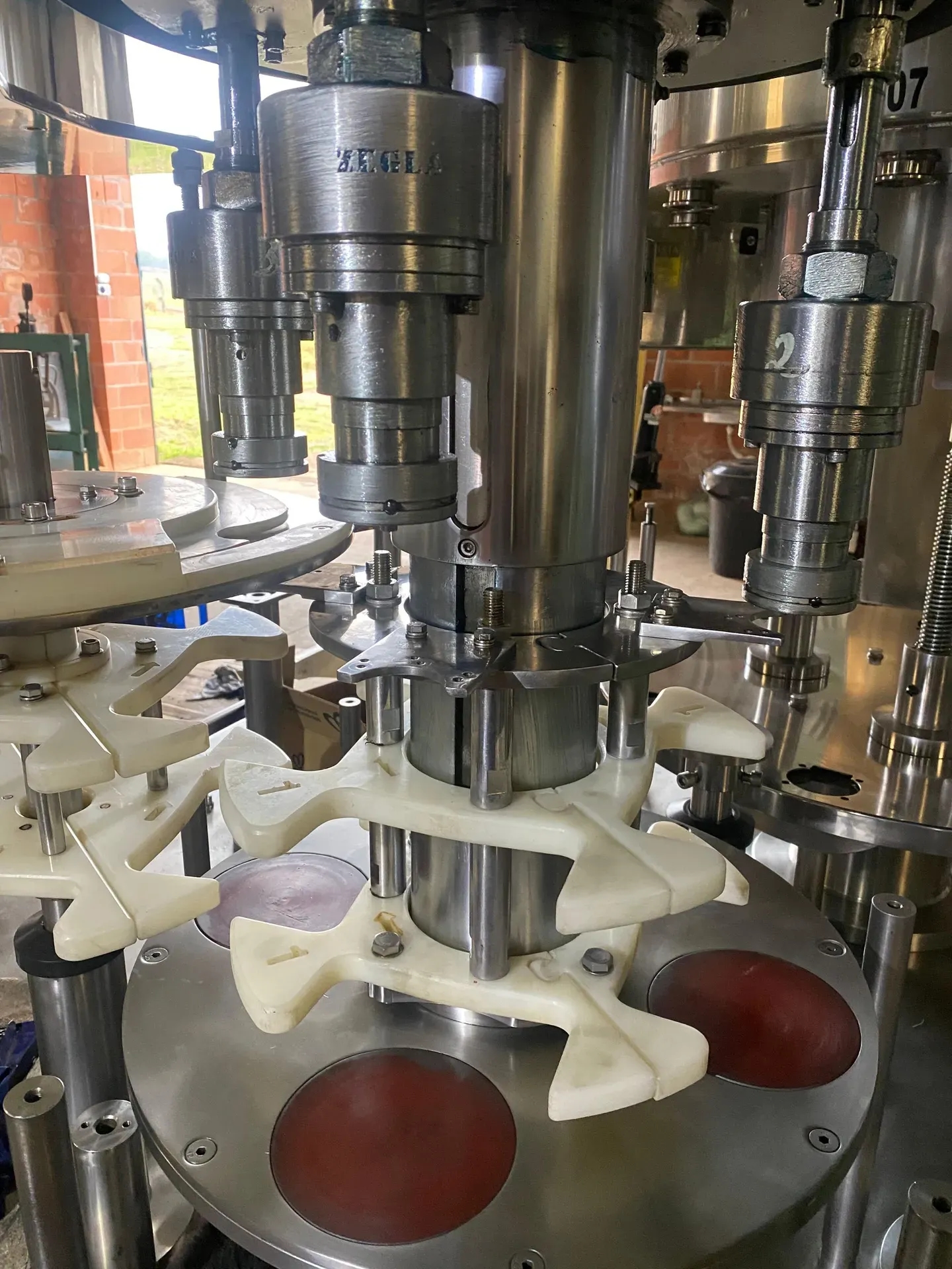 envasadora-com-tampadora-rotativa-bombonas-galoes-de-1-a-5-litros-marca-vinox-zegla
