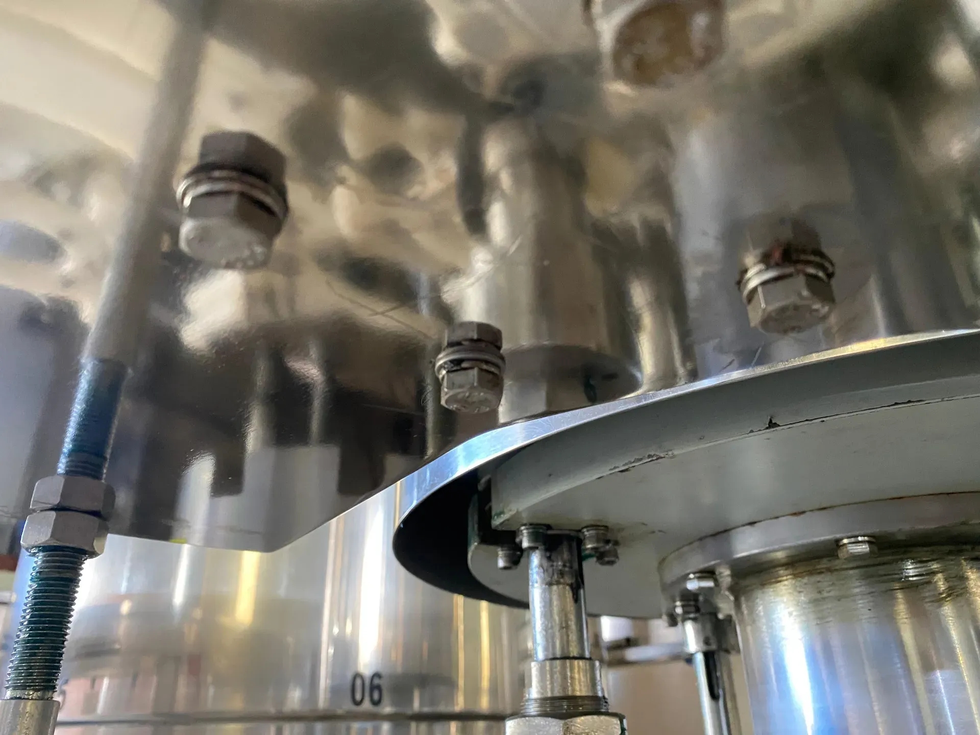 envasadora-com-tampadora-rotativa-bombonas-galoes-de-1-a-5-litros-marca-vinox-zegla