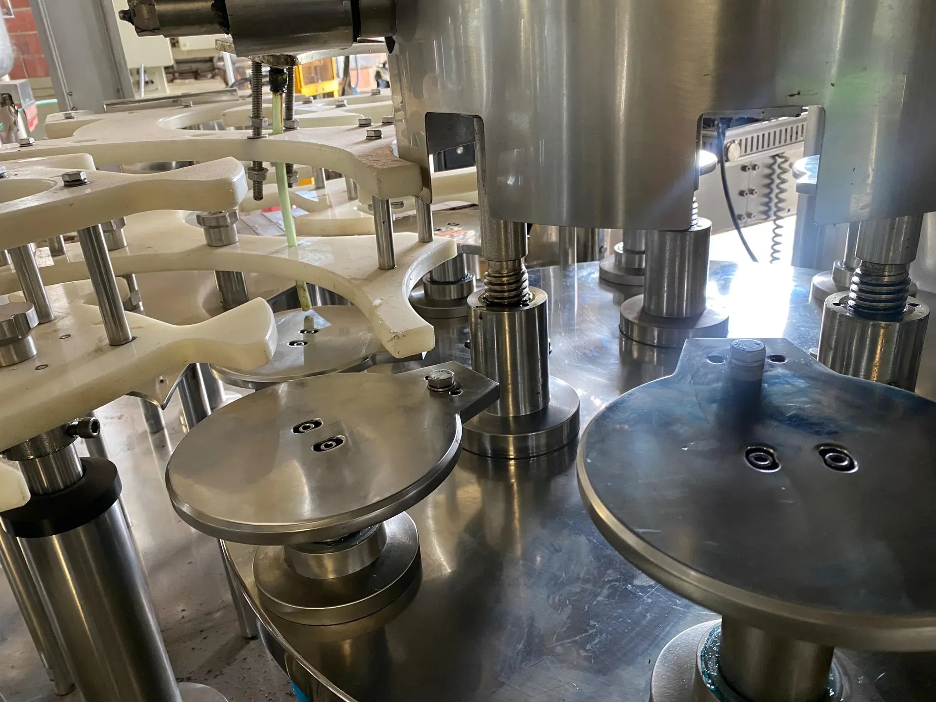 envasadora-com-tampadora-rotativa-bombonas-galoes-de-1-a-5-litros-marca-vinox-zegla