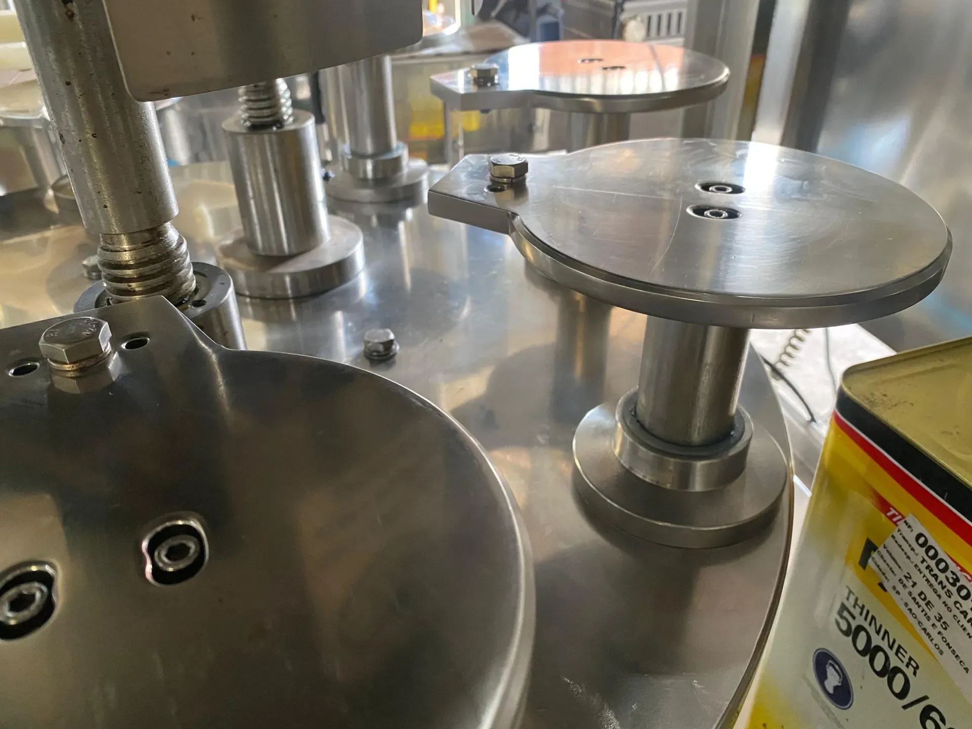 envasadora-com-tampadora-rotativa-bombonas-galoes-de-1-a-5-litros-marca-vinox-zegla
