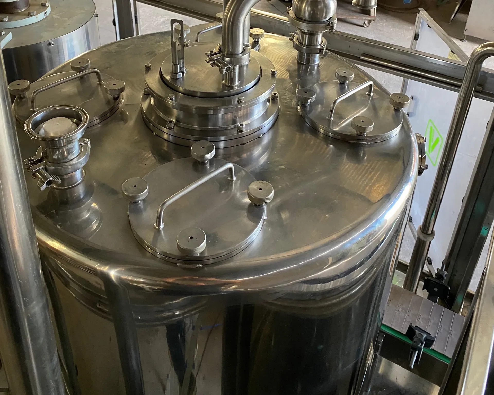 envasadora-com-tampadora-rotativa-bombonas-galoes-de-1-a-5-litros-marca-vinox-zegla