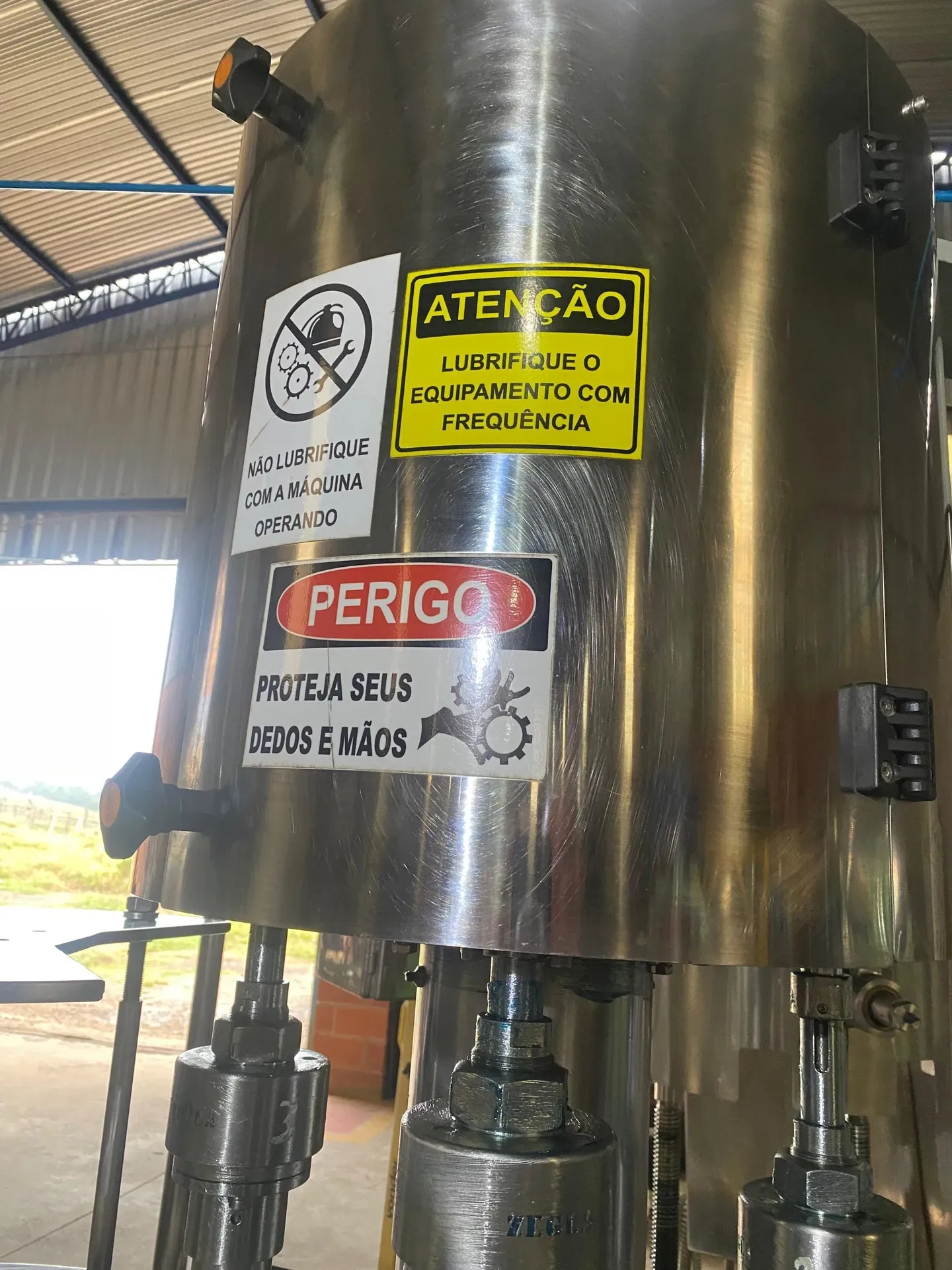 envasadora-com-tampadora-rotativa-bombonas-galoes-de-1-a-5-litros-marca-vinox-zegla