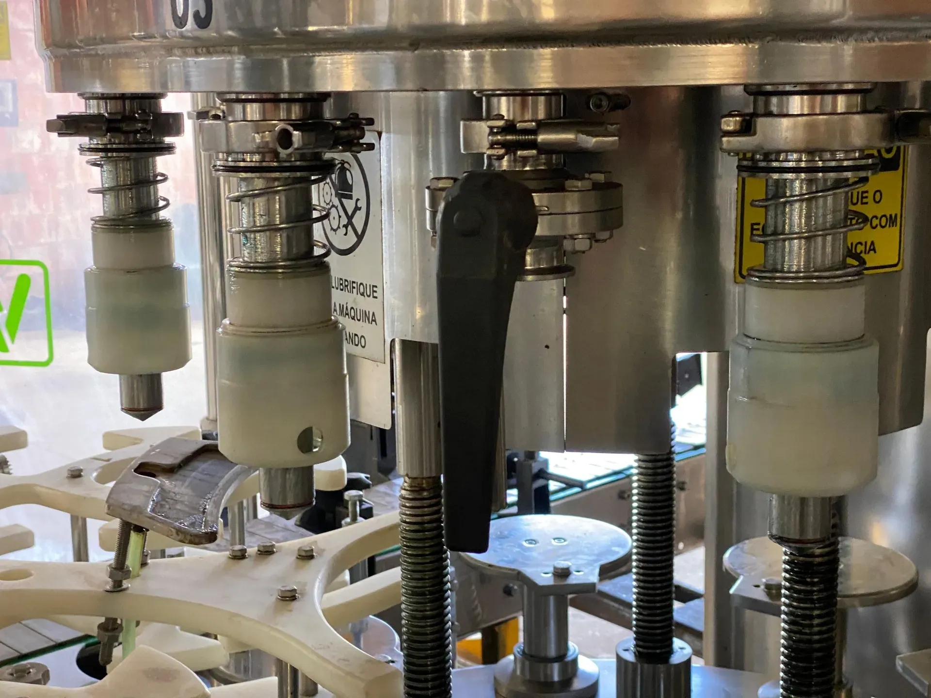 envasadora-com-tampadora-rotativa-bombonas-galoes-de-1-a-5-litros-marca-vinox-zegla