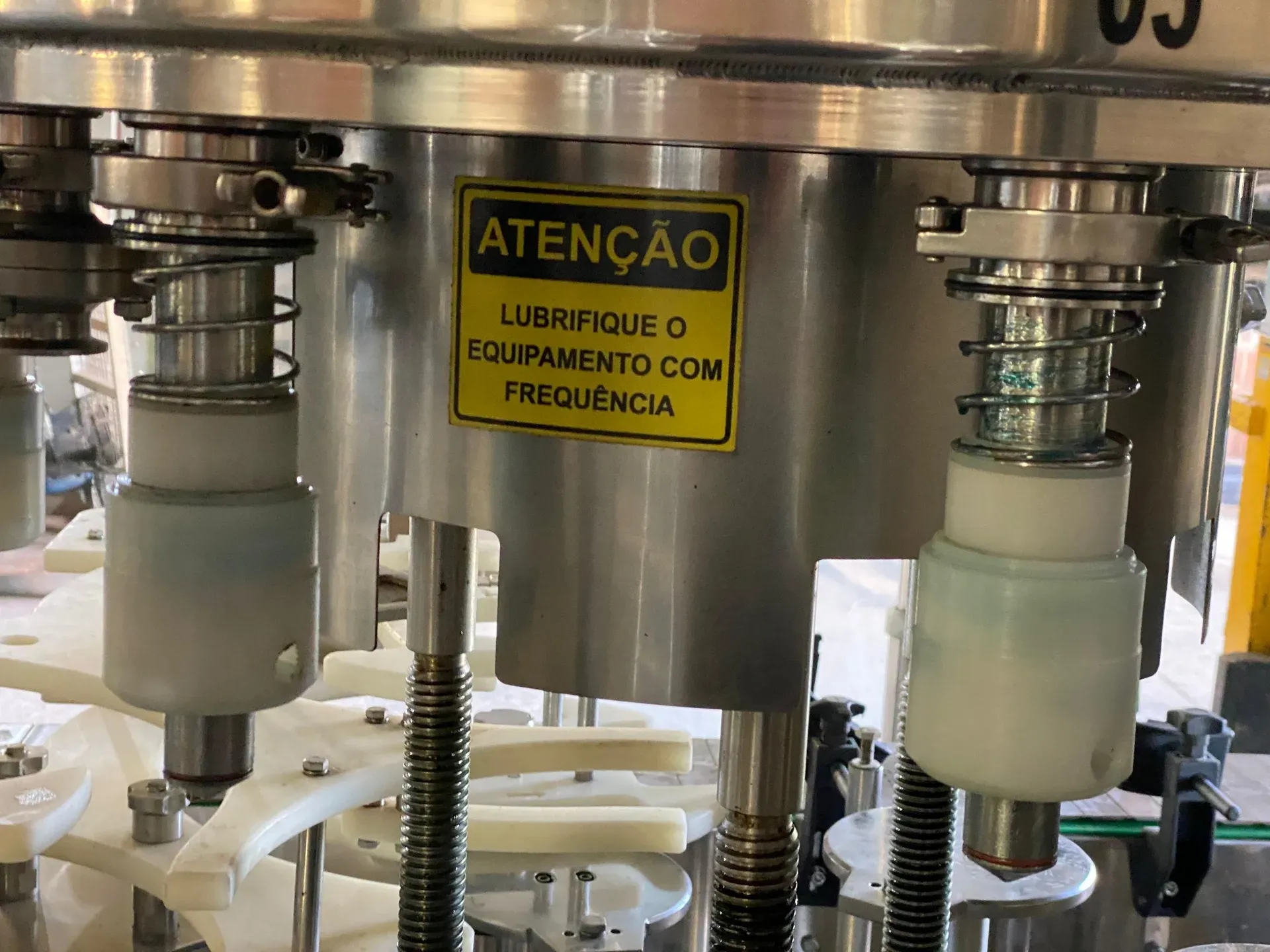 envasadora-com-tampadora-rotativa-bombonas-galoes-de-1-a-5-litros-marca-vinox-zegla