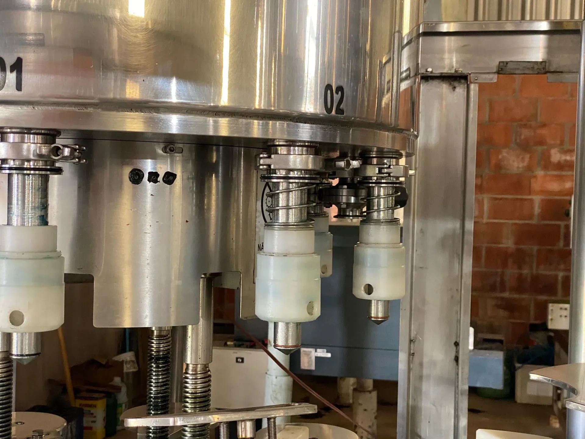 envasadora-com-tampadora-rotativa-bombonas-galoes-de-1-a-5-litros-marca-vinox-zegla