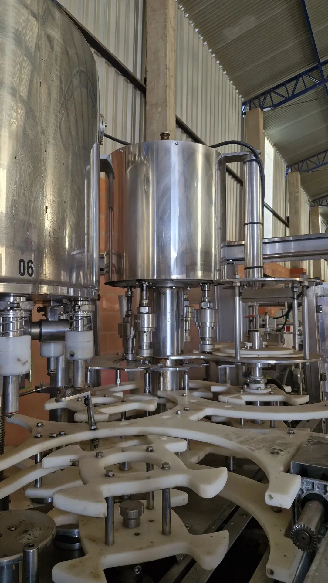 envasadora-com-tampadora-rotativa-bombonas-galoes-de-1-a-5-litros-marca-vinox-zegla