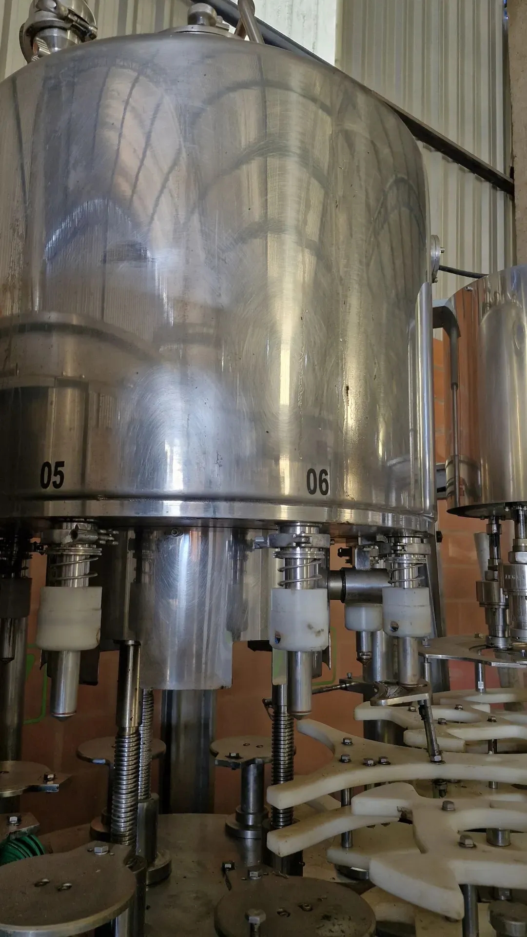 envasadora-com-tampadora-rotativa-bombonas-galoes-de-1-a-5-litros-marca-vinox-zegla